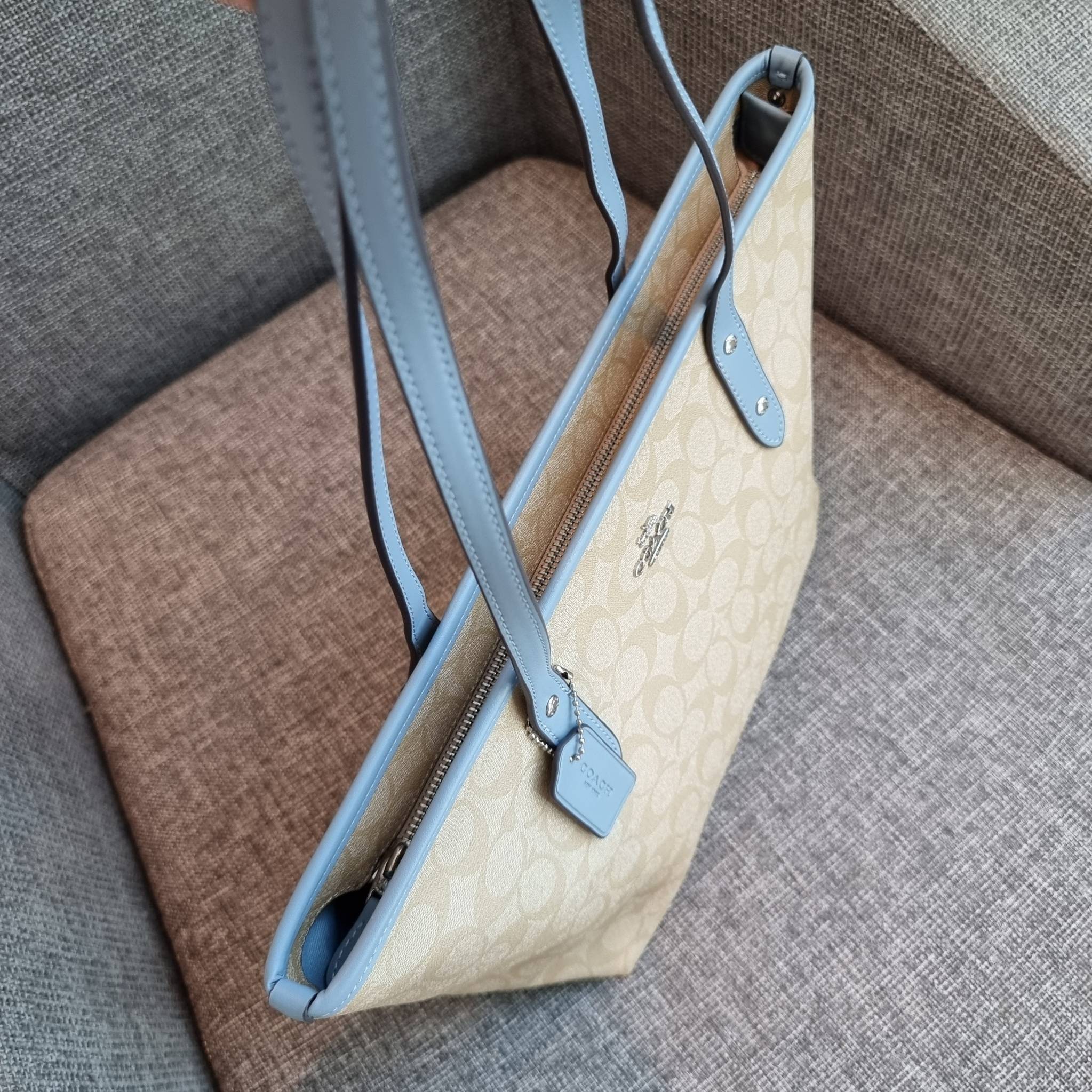 OUTLET 】COACH F58292 CITY ZIP TOTE IN SIGNATURE 16" รุ่นขายดี!! ไซส์ใหญ่ สีสวยมาให้แบบจัดเต็ม!! กระเป๋าถือทรงโท้ทใบใหญ่ สวยน่าใช้ทุกสี สะพายคล้องไหล่ได้เก๋ๆ จุของแน่นๆไปเลยจ้า!! วัสดุหนังแคนวาสคุณภาพ ปากกระเป๋าเปิด-ปิดด้วยซิป กันของหล่นได้ ถือไปไหนก็