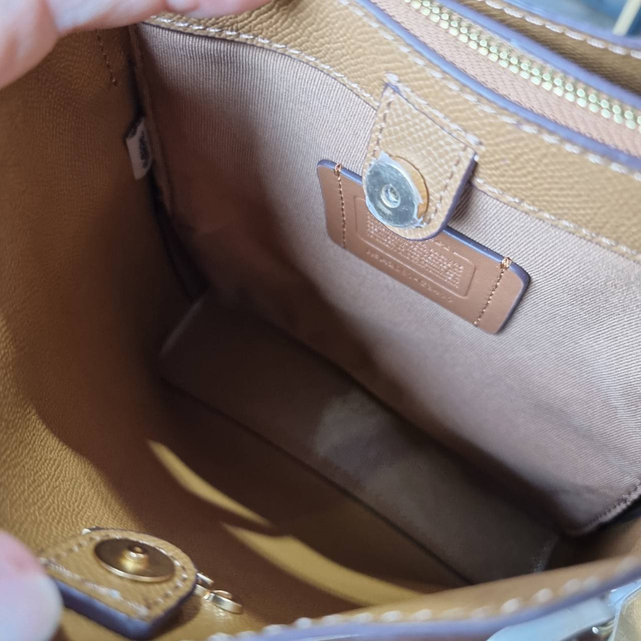 OUTLET 】COACH C3411 SMALL TOWN BUCKET BAG IN SIGNATURE CANVAS WITH DAISY PRINT สวยสดใสมาให้ถึงบ้านจ้า!! กระเป๋าทรงบัคเก็ตยอดฮิต รอบนี้น่ารักมุ้งมิ้งไม่เลิก ดีไซน์ลายดอกเดซี่คละรอบใบ วัสดุหนังแคนวาสเคลือบลาย ปากกระเป๋าเปิด-ปิดด้วยกระดุมแม่เหล็ก 2ฝั่ง มีหูจ