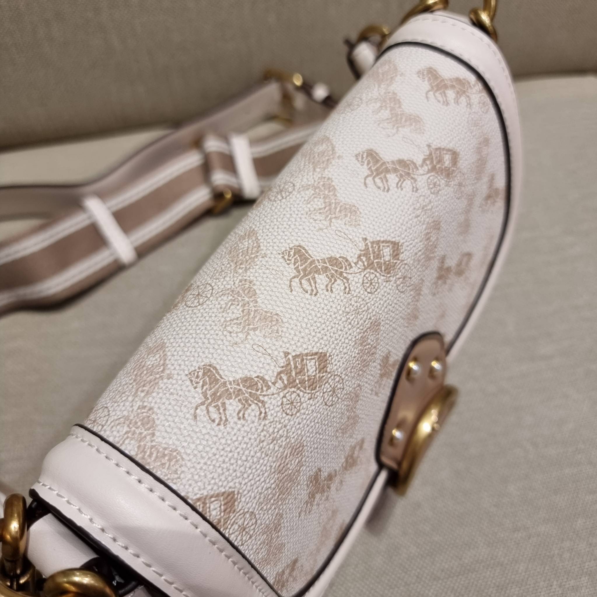 COACH C3837 BEAT SADDLE BAG WITH HORSE AND CARRIAGE PRINT The best item! ที่สาวๆรอคอย! ฮอตไฟลุก! สีหายาก ละมุนคุณหนู คอลเลคชั่นใหม่ ดีไซน์หรูหรา พิเศษมากๆมาพร้อมสายสะพาย 2 เส้น ใช้คู่กันหรือแยกสะพายก็สวยครบสูตร กระเป๋าสะพายทรง saddle คลาสสิค เปิด-ปิดด้วยก