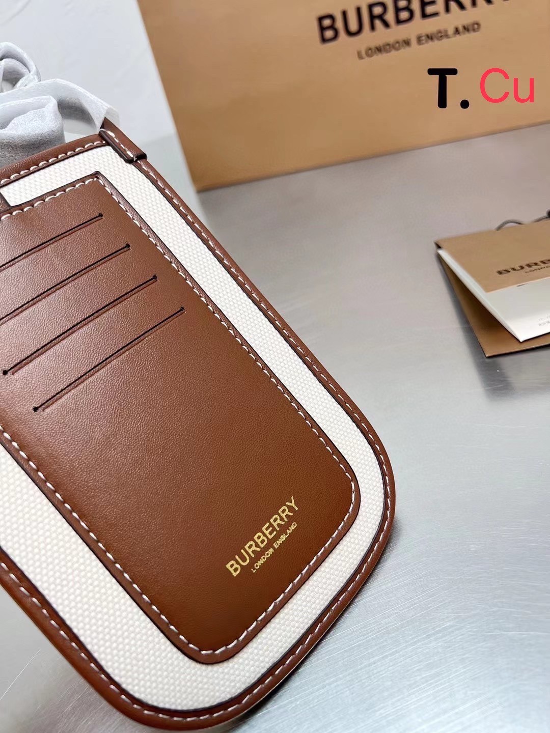 Burberry Phone Case Anne Logo Graphic Print / BURBERRY FRAGRANCES CROSSBODY BAG กระเป๋าใส่โทรศัพท์ ใช้ได้ทั้งชายหญิง งานผ้าแคนวาสอย่างดีตัดขอบหนัง มีช่องใส่บัตรด้านหลัง น่ารักตะมุตะมิ ใส่บัตรใส่ของจุกจิกใส่โทรศัพท์ได้ น่ารักไปอีกจ้า