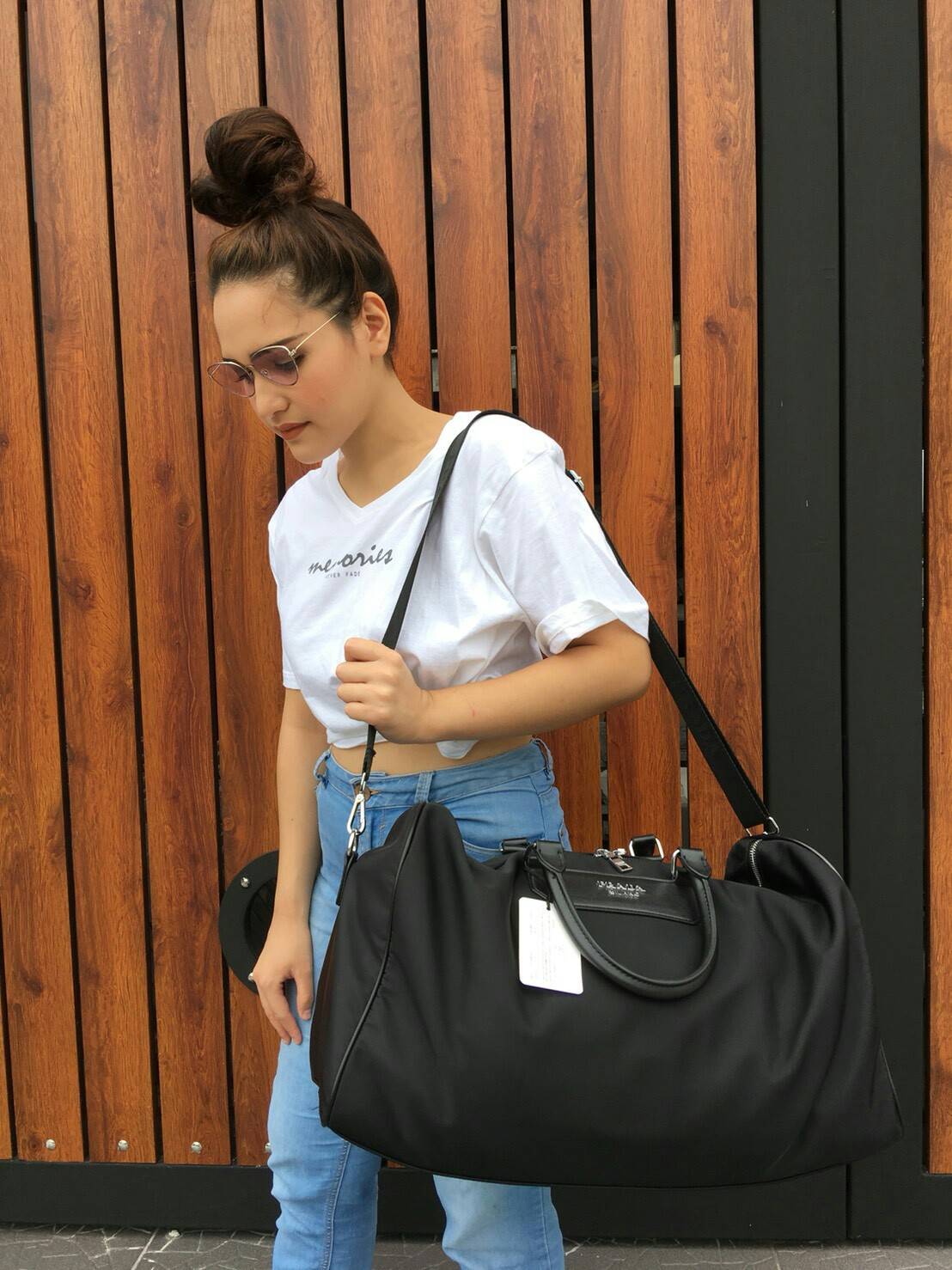 New arrival ! ของมันต้องมี♡ มาใหม่กับ กระเป๋าทรง Travel Bag ใส่ของได้เยอะมาก (มาพร้อมถุงผ้าแบรนด์) ไปต่างประเทศได้สบายคะ หมดห่วง ตัวกระเป๋าทำจากผ้า Nylon อย่างดี สามารถกันน้ำได้ ทรงสวยมากคะ มีความอยู่ทรงในระดับนึงด้านหลังมีช่องซิป มาพร้อมอะไหล่เงิน