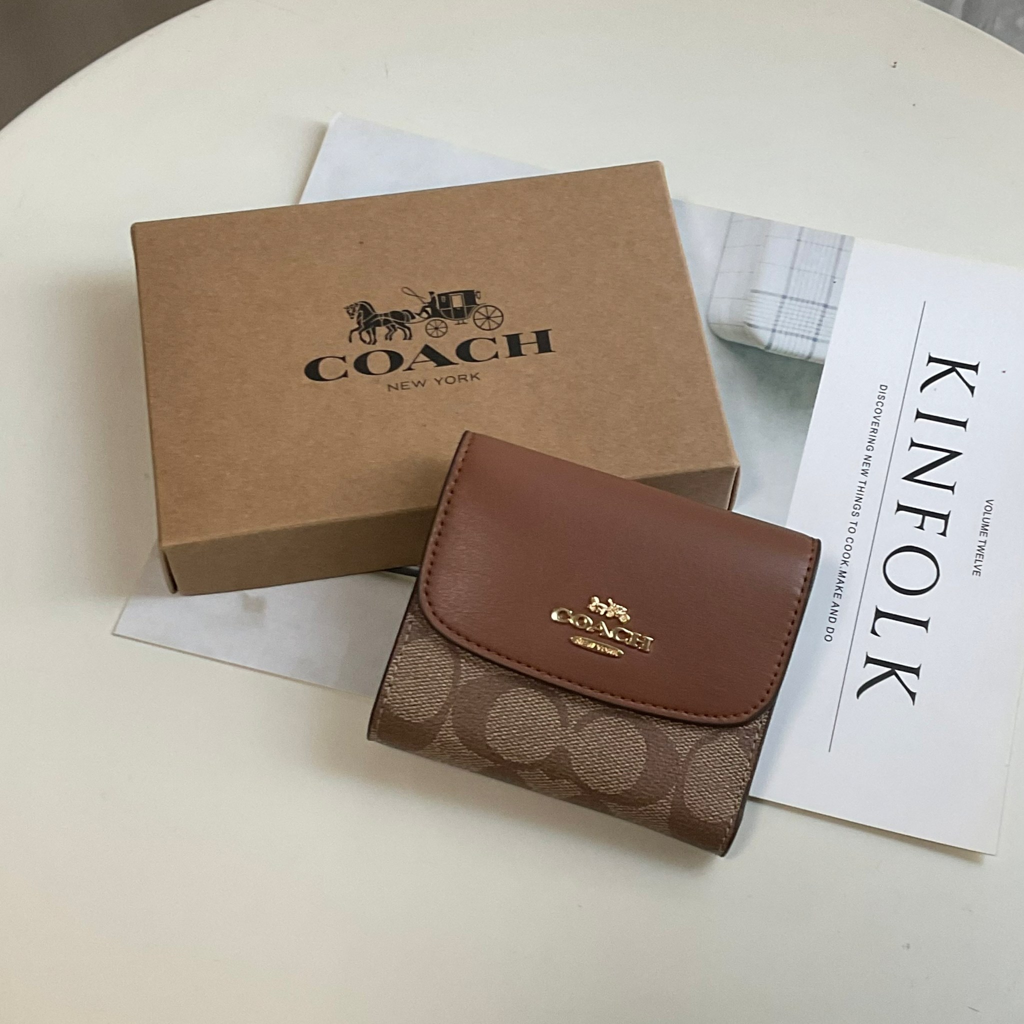 COACH SMALL WALLET IN SIGNATURE CANVAS กระเป๋าสตางค์ใบสั้น แบบพับสามตอน เปิดปิดด้วยกระดุมปั้มแบรนด์ ด้านในมีช่องใส่บัตรหลายช่อง และช่องใส่ธนบัตร ด้านหลังมีช่องซิปเหรียญอีกหนึ่งช่อง น้ำหนักเบา พกพาสะดวก อะไหล่เงาสุดหรู ห้ามพลาดค่ะ!