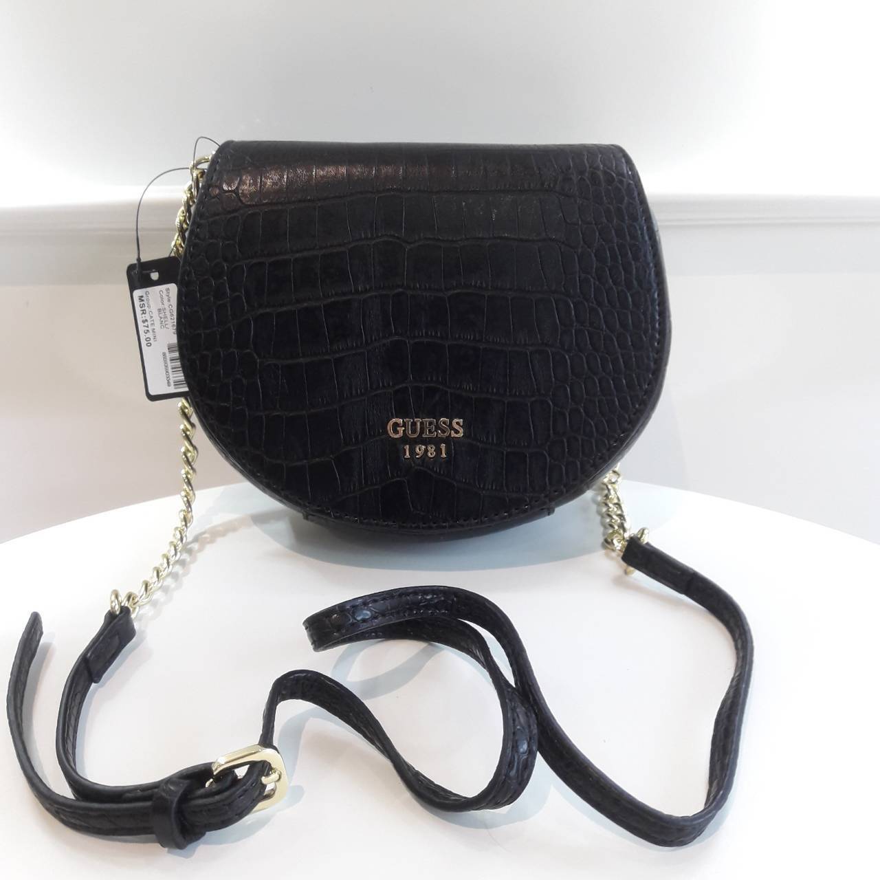 Guess croc crossbody bag กระเป๋าสะพานดีไซน์เก๋ ทรงน่ารัก ฝาพับโค้งดีไซน์สวย ด้านหนังปั๊มลาย croc ประดับ logo brand สีทอง เปิดปิดด้วยกระดุม มีช่องเล็กลับใส่บัตรได้ ช่องใหญ่บุผ้า ลายแบรนด์ มีช่องใส่ของแยก ใส่มือถือได้ทุกรุ่น มาพร้อม สายยาวโซ่ต่อหนัง ใบนี้เห