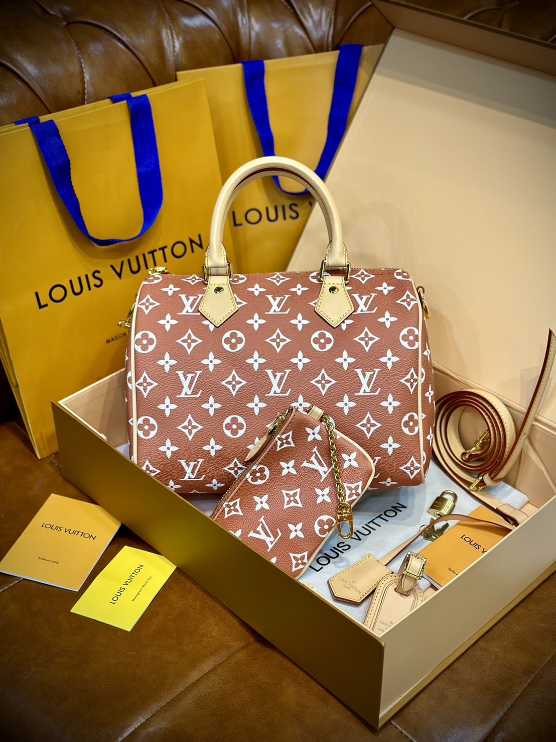 LV Speedy P9 Bandoulière 25 กระเป๋าสะพายสปีดี้รุ่นใหม่หรูหรา กระเป๋าทรงหมอนท็อปฮิตดีไซน์ใหม่ต้อนรับฤดูร้อน โดดเด่นด้วยการตกแต่งลายพิมพ์สดใส รูปทรงสวยตลอดกาล