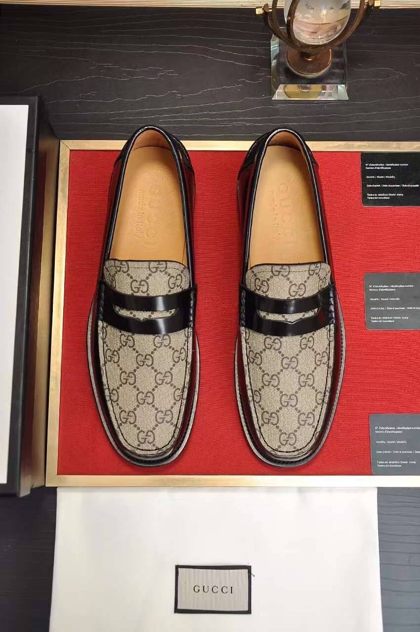 GUCCI Loafers for Men เกรดออริจินอล รองเท้าโลฟเฟอร์กุชชี่ ให้ลุคดูภูมิฐาน หรูหรา เข้ากับทุกชุด ทุกโอกาส วัสดุหนังแท้และแคนวาสอย่างดี ใส่สบาย ไม่กัดเท้า บล็อคมาตรฐาน 1:1 เป็นรองเท้าที่คุณผู้ชายควรมีติดตู้ภาพถ่ายจากงานขายจริง ใช้งานต่างประเทศได้