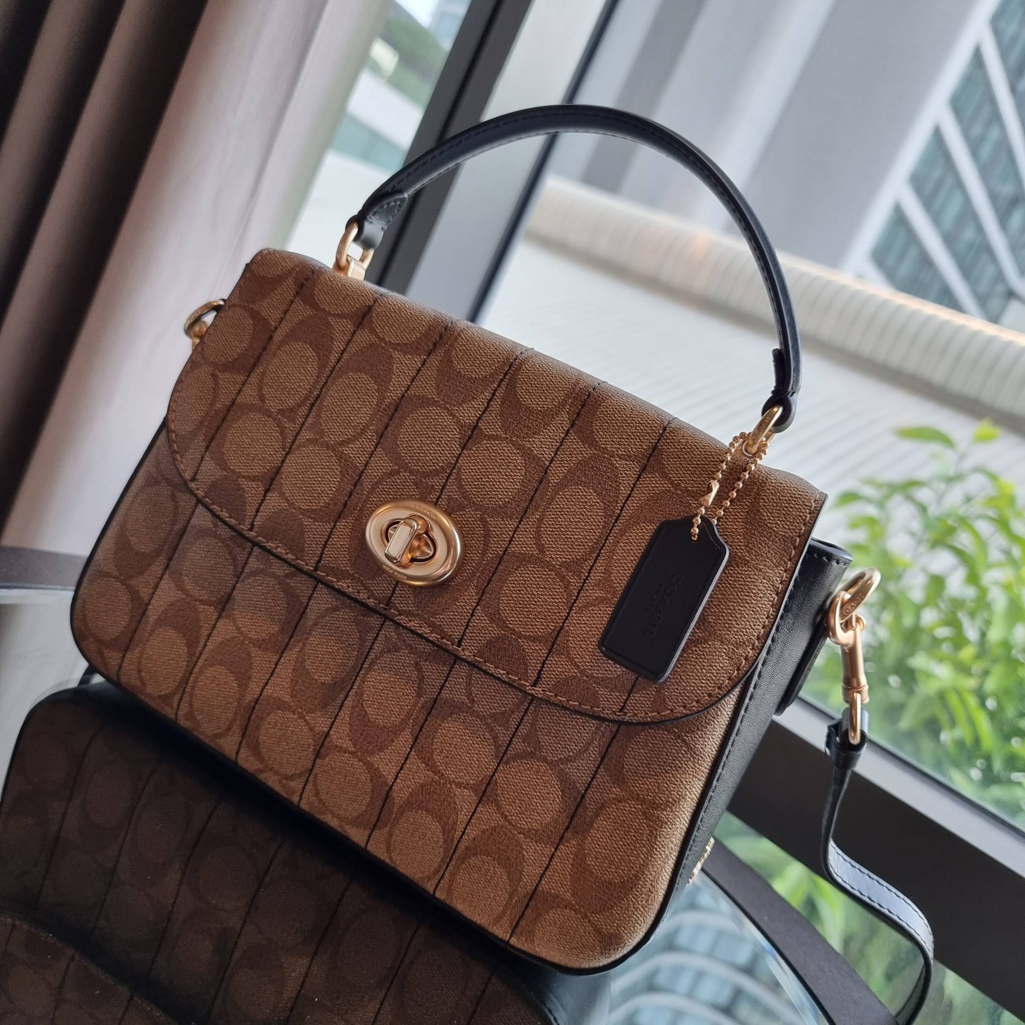OUTLET 】COACH C5645 MARLIE TOP HANDLE SATCHEL IN SIGNATURE CANVAS WITH QUILTING ดีไซน์ใหม่ กระเป๋าถือ/สะพายข้าง ออกแบบมาไม่เหมือนใคร โดดเด่นด้วยการเย็บบุหนัง โชว์ดีเทลลายเส้น ตกแต่งโลโก้ด้านข้างอะไหล่ทอง วัสดุหนังแคนวาสสลับหนังแท้ เปิด-ปิดด้วยตัวล็อคแน่นห