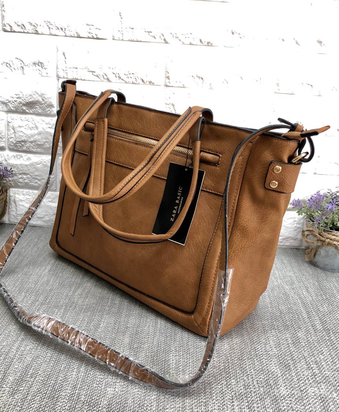 ZARA BASIC TOTE BAG กระเป๋าสะพาย ทรง TOTE ใบใหญ่จุสุดๆ วัสดุหนังแกะสังเคราะห์เนื้อนิ่ม texture สวย น้ำหนักเบา ดูแลรักษาง่าย เปิดปิดด้วยซิป ภายในกว้าง มีช่องซิป สามารถใส่เอกสาร A4, Notebook, ของใช้ได้เยอะ หูจับถนัดมือ แข็งแรง มาพร้อมสายสะพายยาว จะถือหรือสะ