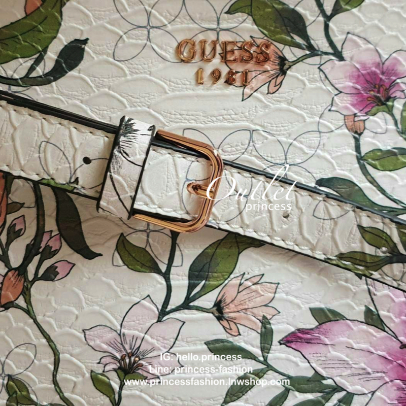 GUESS FLORA CROSSBODY BAG กระเป๋าสะพายหนังพิมพ์ลายดอกไม้อะไหล่สีโรสโกลด์ดูอ่อนหวาน ด้านหน้าติดโลโก้แบรนด์ เปิดปิดด้วยซิป ด้านในโล่งกว้าง มีช่องซิปเล็ก สามารถใส่กระเป๋าสตางค์ใบยาว มือถือ ของจุกจิกได้เยอะ ขนาดกำลังดีนะคะ ตัวจริงสวยน่าใช้มากๆค่า