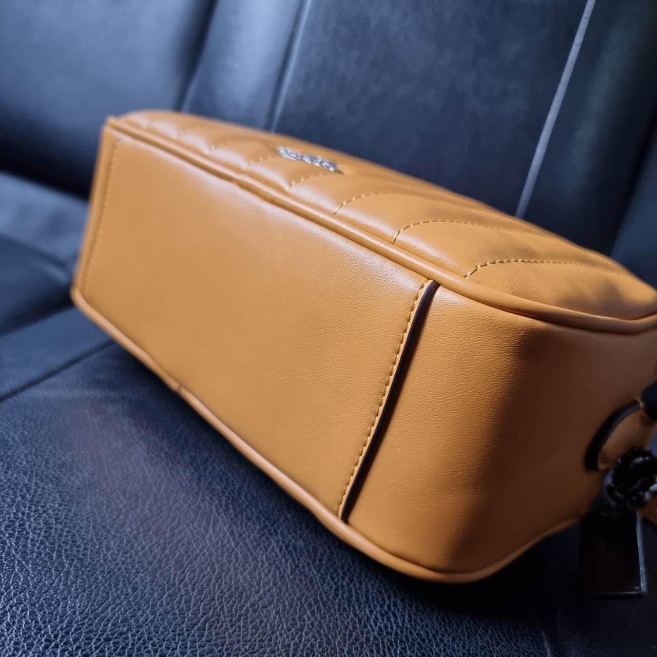 COACH C1569 JES CROSSBODY WITH LINEAR QUILTING ใหม่ล่าสุด!! กระเป๋าสะพายข้าง รุ่น 2 ซิป ใบใหญ่จุใจ ดีไซน์ใหม่ เพิ่มลูกเล่นให้ดูหรูหรายิ่งขึ้น วัสดุหนังสังเคราะห์บุเป็นลายเส้นสวยงาม เปิด-ปิดด้วยซิป 2 ช่องหลัก ใช้งานง่าย ทรงสวยมากๆรุ่นนี้ มาพร้อมสายสะพาย cr