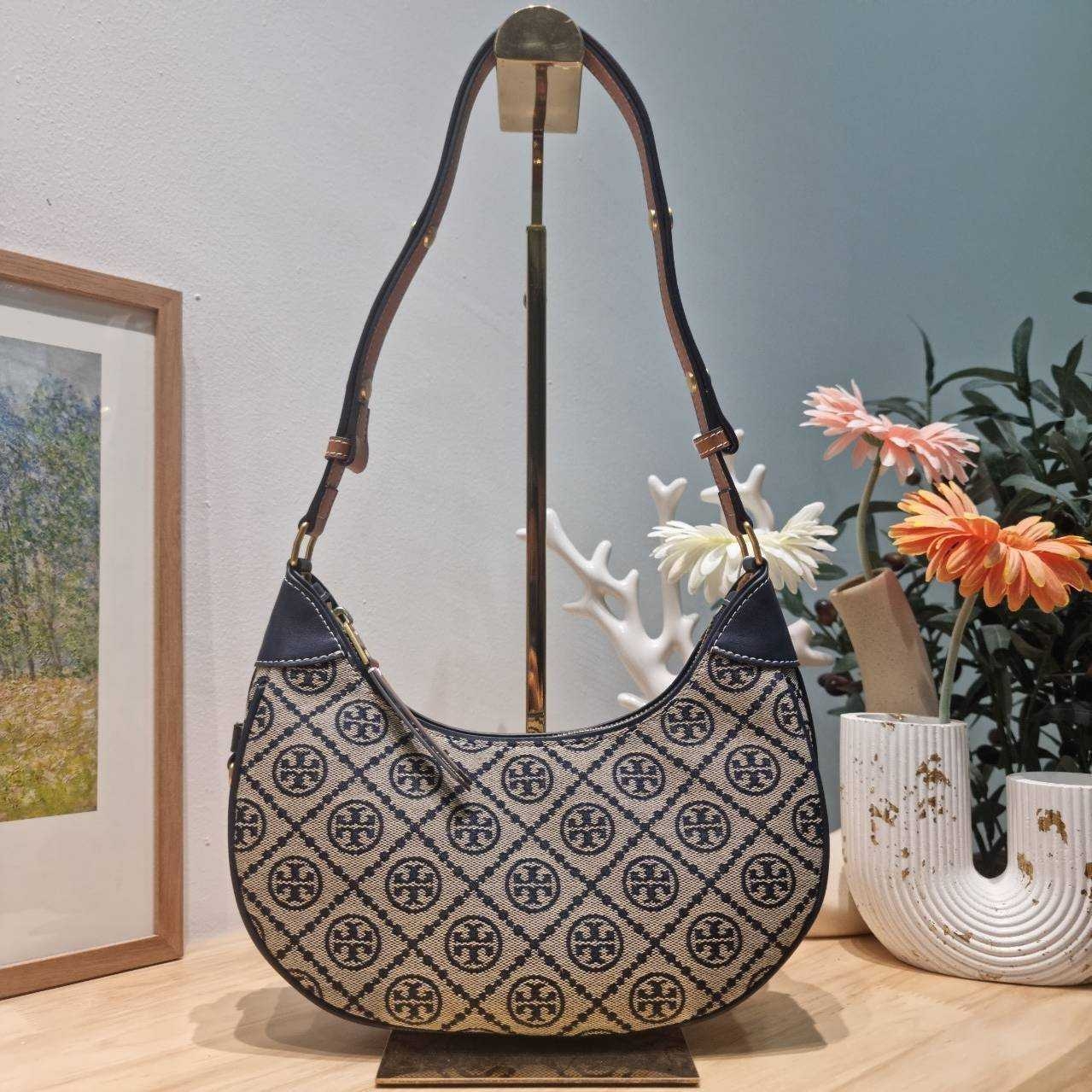 TORY BURCH T MONOGRAM CRESCENT BAG คอลเลคชั่นใหม่มาแรง! สมแก่การรอคอยในสไตล์ทีโมโนแกรมอันเป็นเอกลักษณ์ รูปทรงสวยโดดเด่น สะพายง่ายคล่องตัว