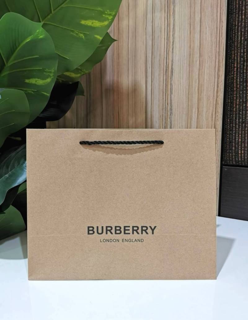 BURBERRY FRAGRANCES LEATHER CROSSBODY BAG VIP GIFT WITH PURCHASE (GWP) กระเป๋าสะพายพรีเมี่ยมกิ๊ฟรุ่นใหม่ล่าสุด Limited จาก BURBERRY Perfume DutyFree วัสดุ Canvas & Leather ลาย Vintage คอลเลคชั่นใหม่ทรงเหลี่ยมสวยหรูดูดี เปิดปิดด้วยฝาปิดสัญลักษณ์รูปTB ภายใน