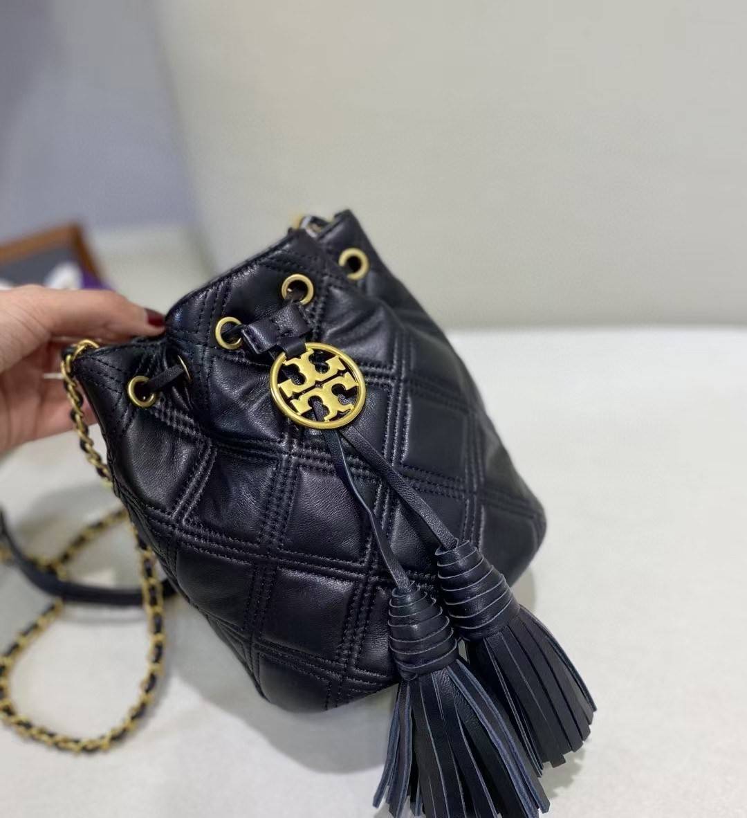 Tory Burch Fleming Soft Mini Bucket Bag กระเป๋าทรงขนมจีบขนาดมินิรุ่น Fleming ที่ตัดเย็บจากหนังแท้