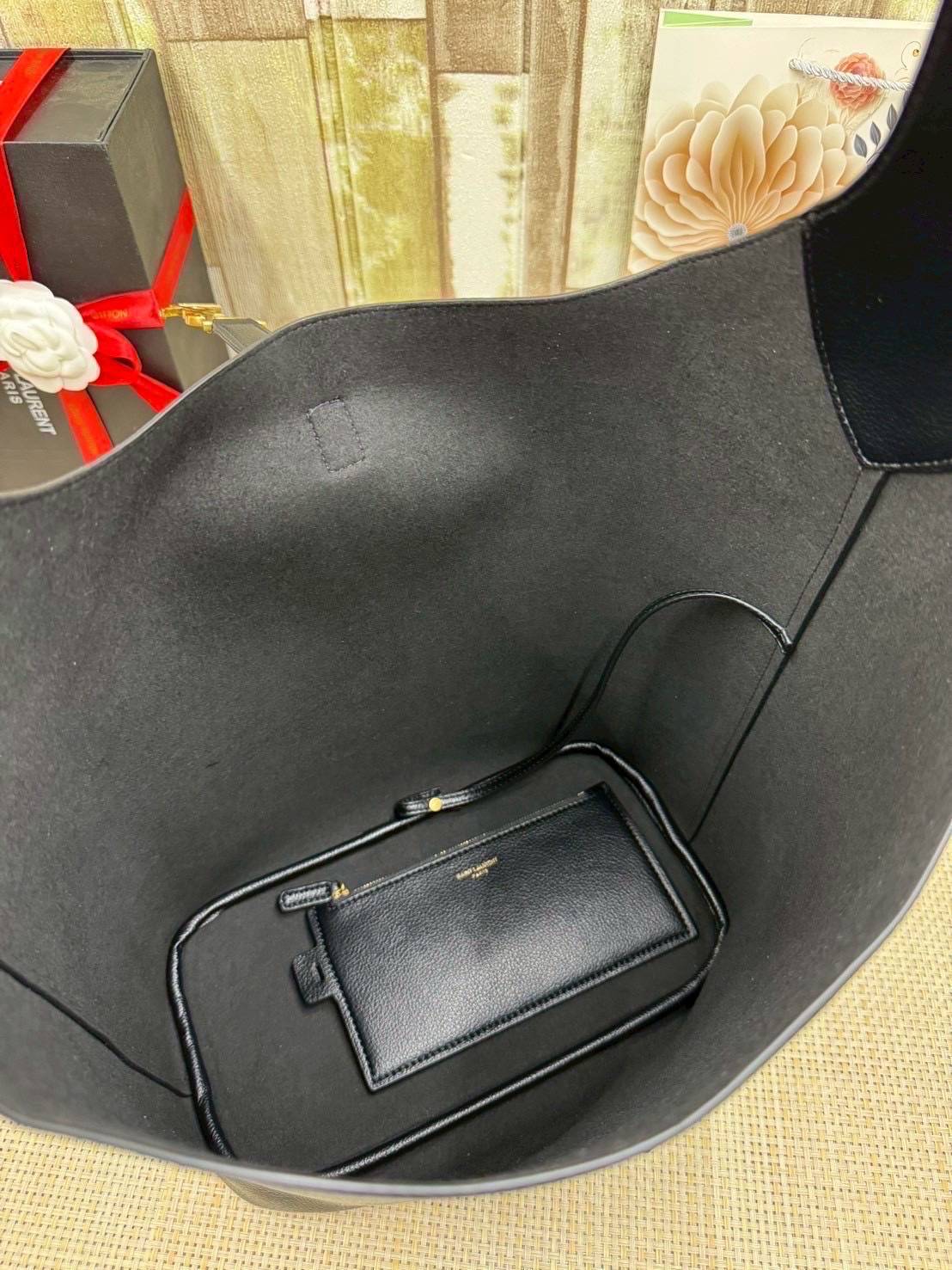 ORI หนังแท้ | YSL LE 5 À 7 hobo in grained leather 30cm / YSL Bucket Bag กระเป๋าสะพายทรงบัคเก็ต งานหนังแท้ลายเกรนใบใหญ่ ดีไซน์รูปทรงใช้งานง่าย ภายในโล่งกว้างมาก มาพร้อมใบเล็กเข้าชุด