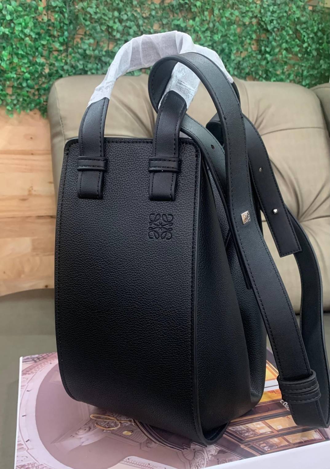 Loewe Hammock Bag / Loewe Small Hammock Leather Bag / กระเป๋าสไตล์แคชชวล มีจุดเด่นตรงการออกแบบทรงกระเป๋าให้ดูคล้ายกับเปลนอน ให้ความรู้สึกสบายๆ