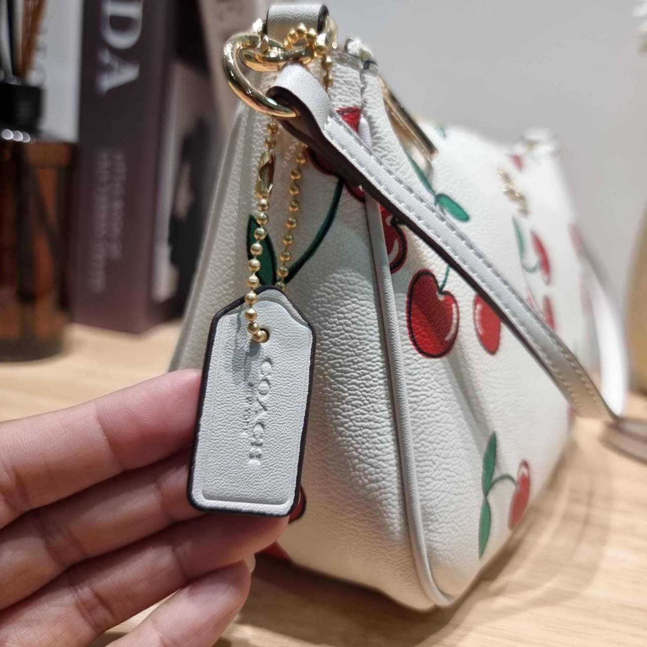 COACH F58321 TOP HANDLE POUCH คอลเลคชั่นสุดฮิต กับดีไซน์ใหม่ น่ารักน่าใช้ทุกแบบ กระเป๋าพอชทรงใช้งานง่าย สะดวก กะทัดรัด วัสดุหนังแคนวาสเคลือบคุณภาพ มาพร้อมสายคล้องในตัว และสายสะพาย crossbody ปรับเปลี่ยนได้ตามสไตล์ อีกหนึ่งไอเท็มที่สาวๆต้องมี ในราคาสุดคุ้ม 