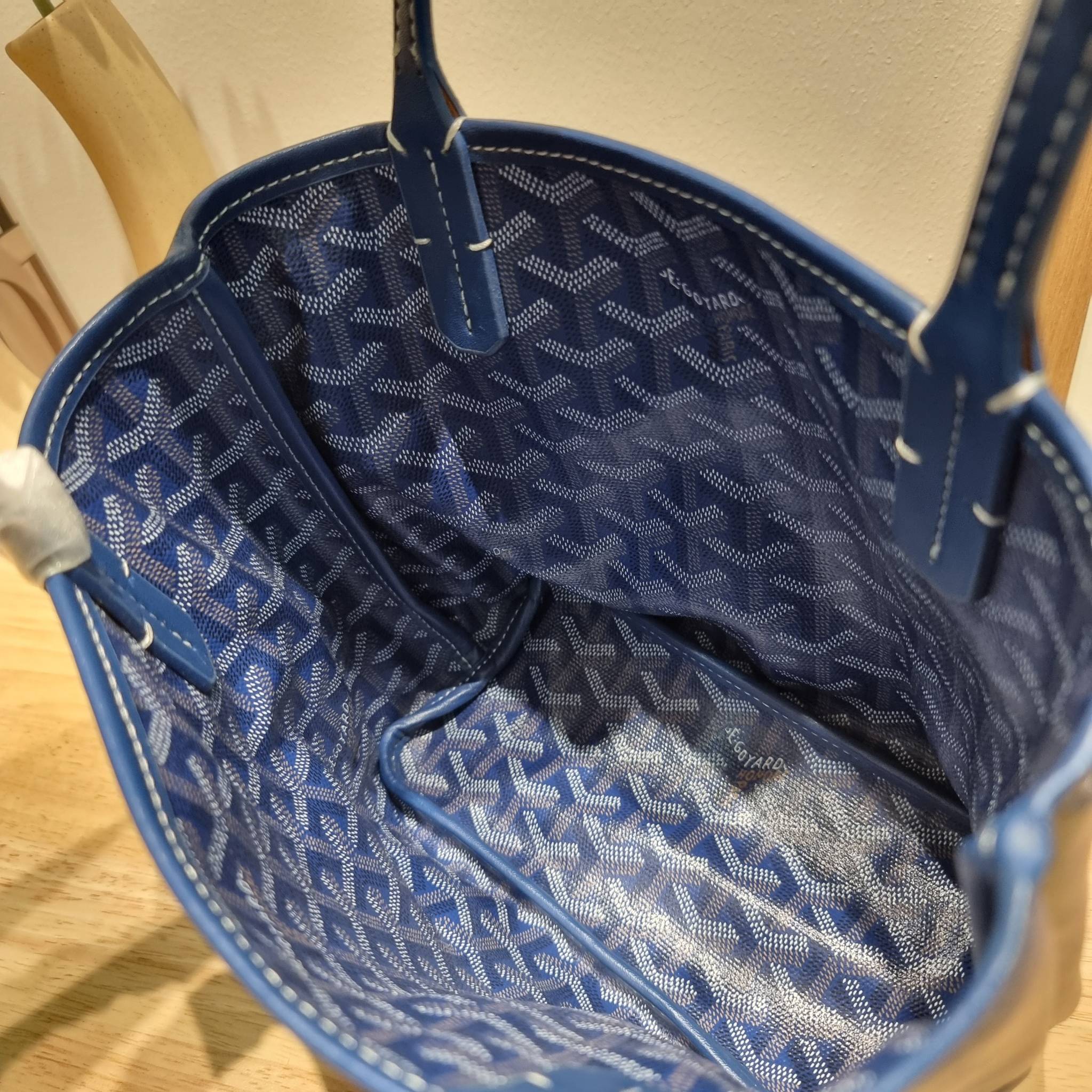 GOYARD MINI ANJOU REVERSIBLE TOTE ฮอตไอเท็ม กับกระเป๋าสะพายทรงโท้ท ไซส์มินิ กะทัดรัดมาก มาครบสีขายดี เลิศทุกสี รูปทรงคลาสสิค ดีไซน์เป็นเอกลักษณ์ ใช้งานได้หลากหลาย สามารถกลับด้านใช้ได้แบบไม่มีเบื่อ