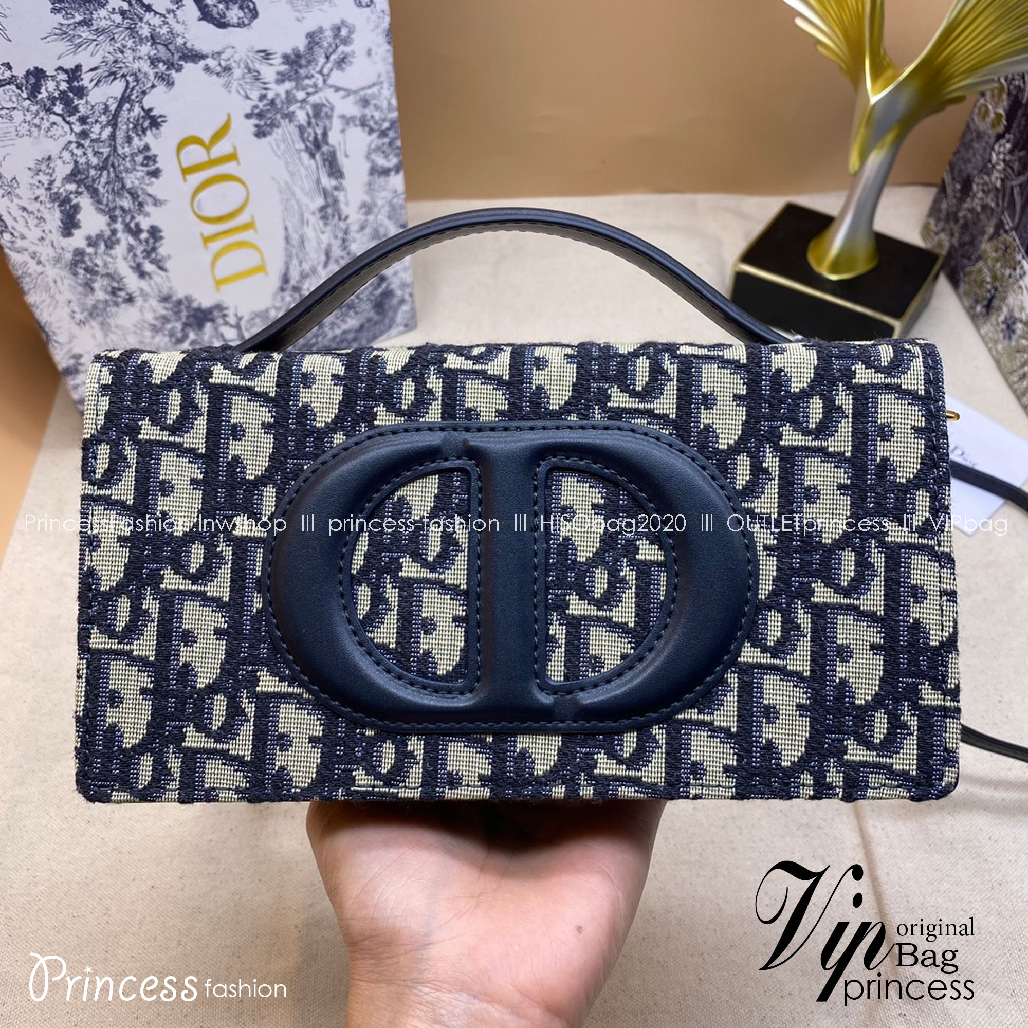 CD SIGNATURE MINI BAG Black Calfskin with Embossed / DIOR Clutch Bag พร้อมส่ง กระเป๋าสะพายทรงคลัท New for Winter 2023 คอลผู้ดี สวยหรู โดดเด่น ราคาสุดคุ้มพร้อมอุปกรณ์ครบ ไม่อยากให้พลาดน้า
