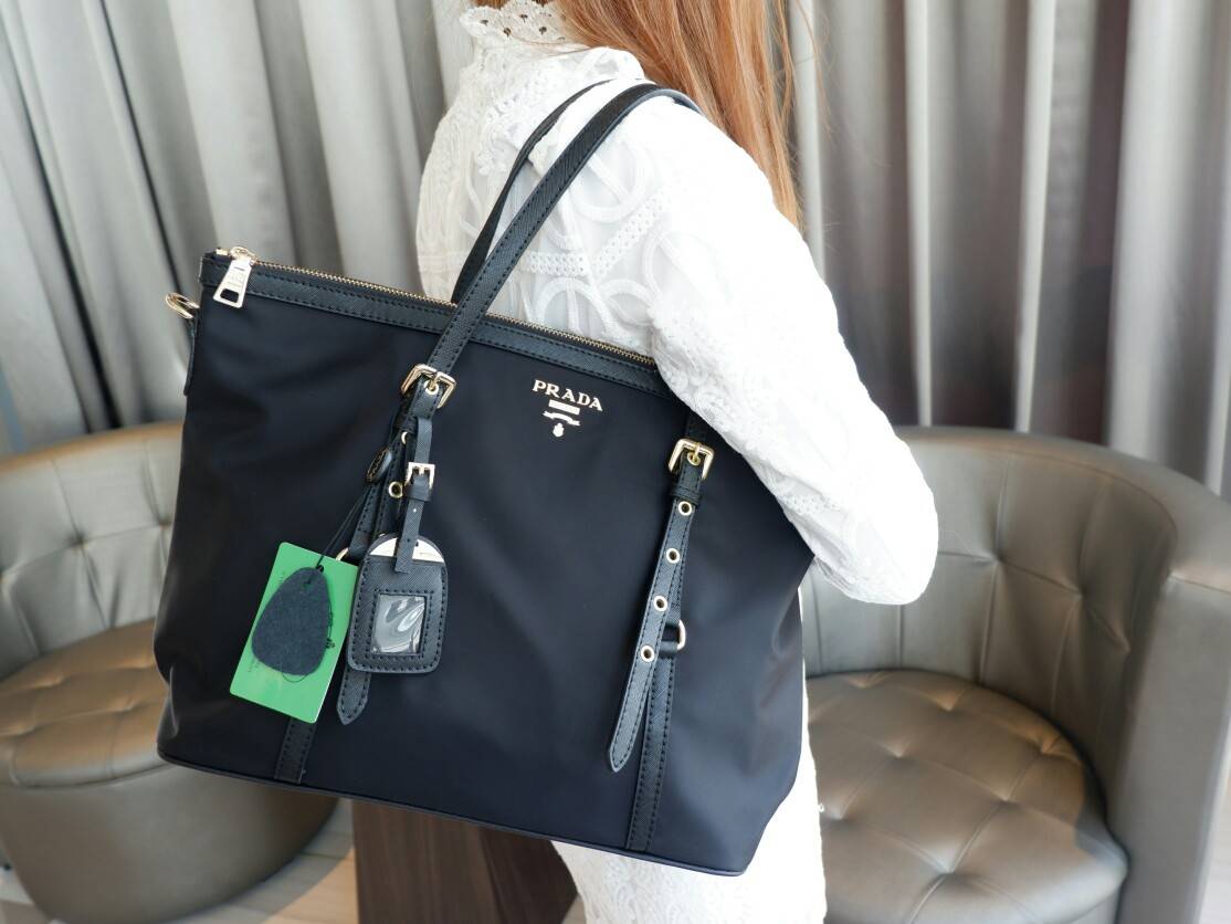 กรี้ดดด งานใบใหญ่ *ใส่ของจุใจ ก้มาน้าาา งานพรีเมี่ยมกิ้ฟ จากเคาเตอร์ต่างประเทศคะ จากแบรนด์ PRADA เป็น กระเป๋าผ้าไนล่อน ตามแบบฉบับของแบรนด์เลย หลงรักเลยคะ สะพายไหล่ได้ ถือก็สวยๆ ใช้แล้วสวยมากๆ ใส่ของได้เยอะเว่อร์ คุ้มราคา ห้ามพลาดเลยคะ!