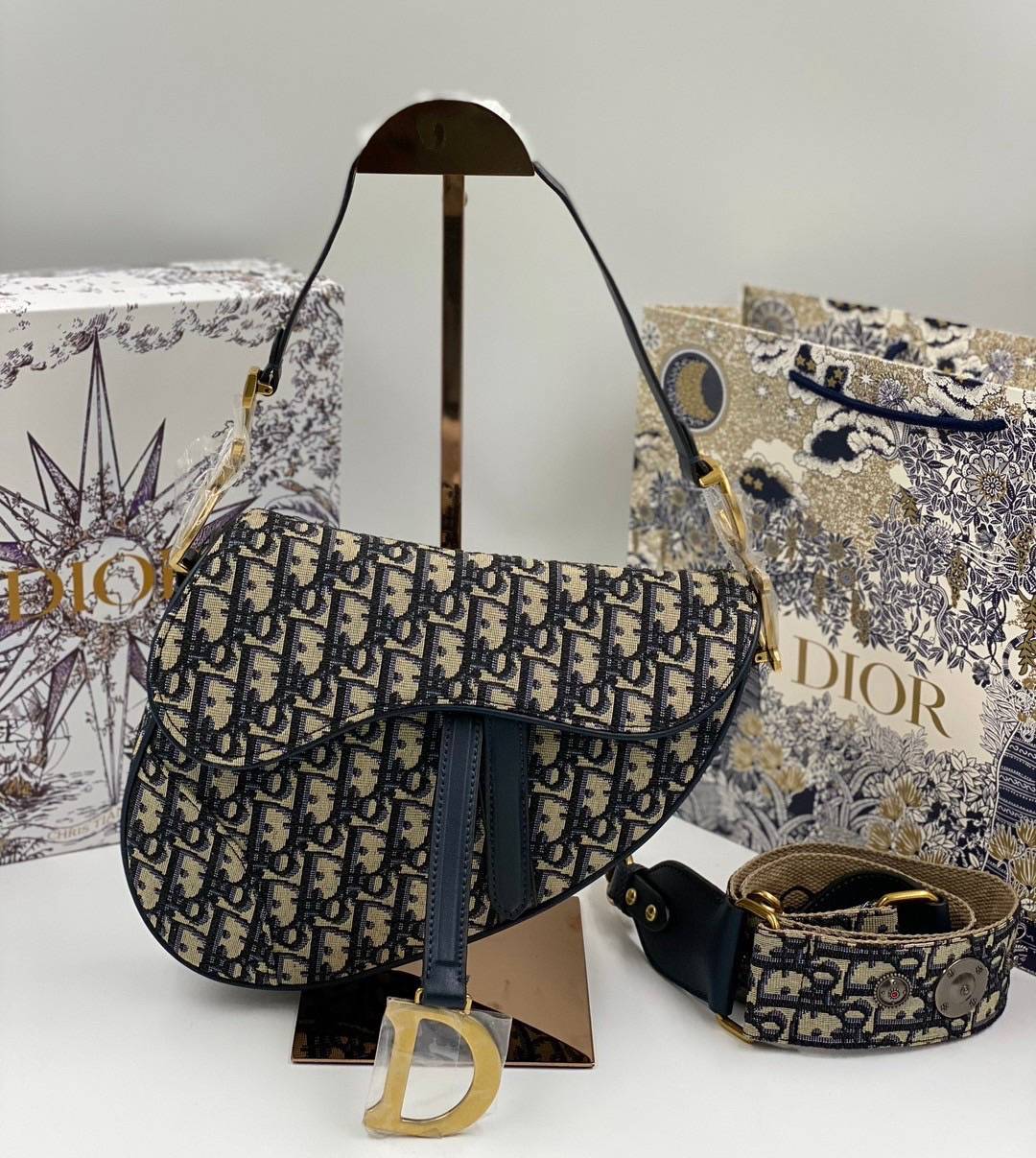 ORI หนังแท้ | DIOR Saddle bag with shoulder strap Oblique jacquard fabric in blue กระเป๋าถือ/สะพายทรงอานม้า รุ่นยอดนิยมที่มีเอกลักษณ์สวยงามเหนือกาลเวลา งานผ้าแจ็คการ์ด ลูกเล่นห้อยด้วยตัวอักษร D ตรงหูหิ้วมีกิมมิค CD สวยหรูดูแพง