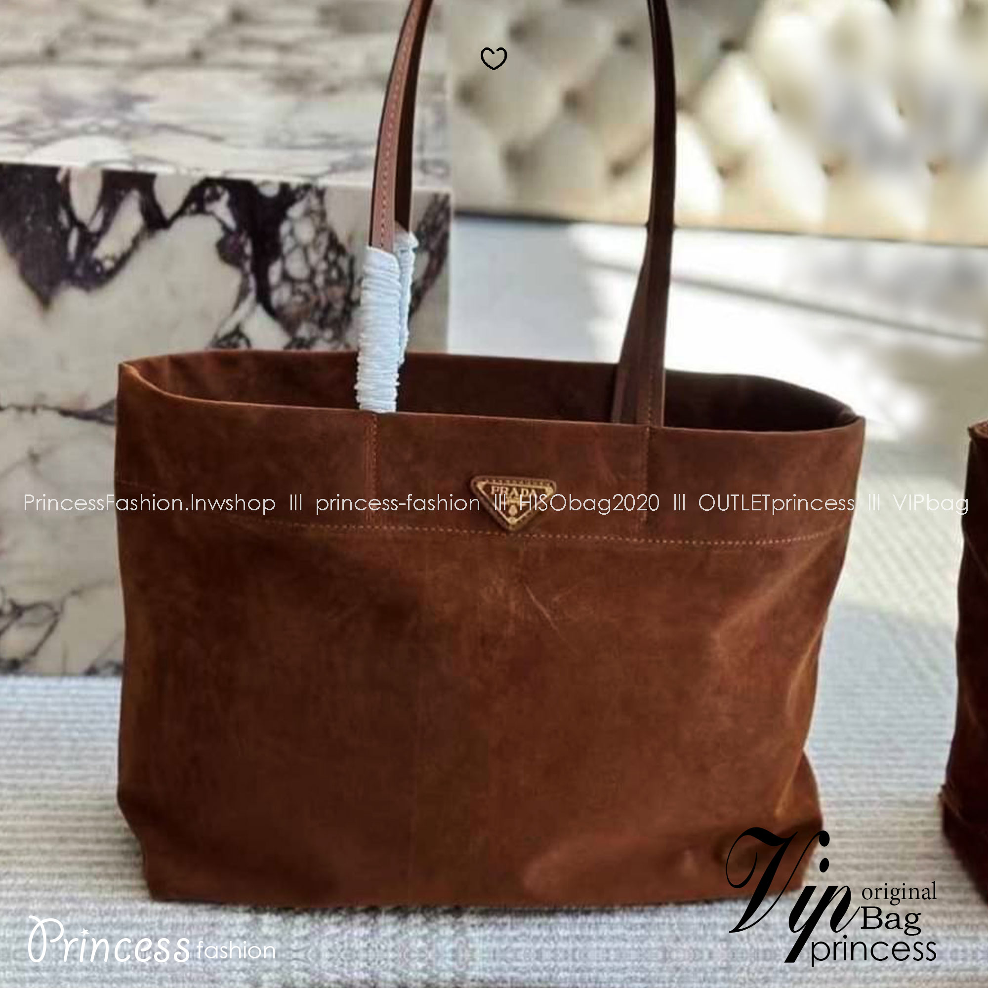 PRADA Suede Tote Bag Cocoa Brown กระเป๋าทรงโท้ทงานหนังกลับ สวยเด่นเป็นเอกลักษณ์มาก ดีไซน์เรียบแต่มากมีอยู่จริง สวยดูแพง ที่ไม่มีตอนนี้คือพลาด