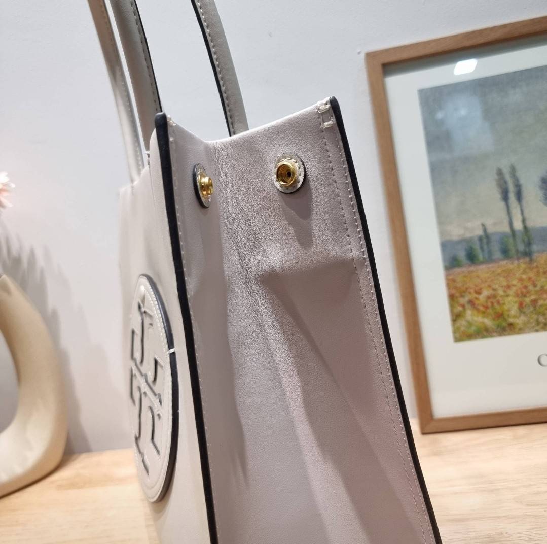 TORY BURCH ECO ELLA TOTE BAG / TORY TOTE BAG พร้อมส่ง 3 สี กระเป๋าสะพายทรงโท้ท ขนาดกำลังสวย จุของได้เต็มที่ รูปทรงคลาสสิคชวนใช้ โดดเด่นด้วย patch โลโก้ คอลเลคชั่นน้องใหม่ ส่งมาให้สาวๆได้ใจฟูอีกหนึ่งไอเท็ม