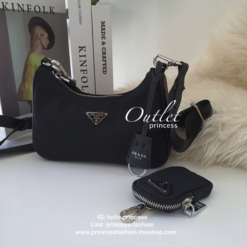 ᴹᴵᴺᴵ ไซส์มินิลงมาอีกนิด แบ๊วไปค่าซิสสส **กำลังมาแรงมาก กับแบรนด์ PRADA ใบเดียวคุ้มมากค่ะ อุปกรณ์ ครบชุด **ได้ทั้งสายยาว และกระเป๋าใส่เหรียญ และป้ายแท็คหนัง อย่างดี **อะไหล่ปั้มแบรนด์แท้ทุกจุด วัสดุทำจากผ้า Nylon อย่างดี กันน้ำได้ อยู่ทรงสวย สามารถใส่กระเป