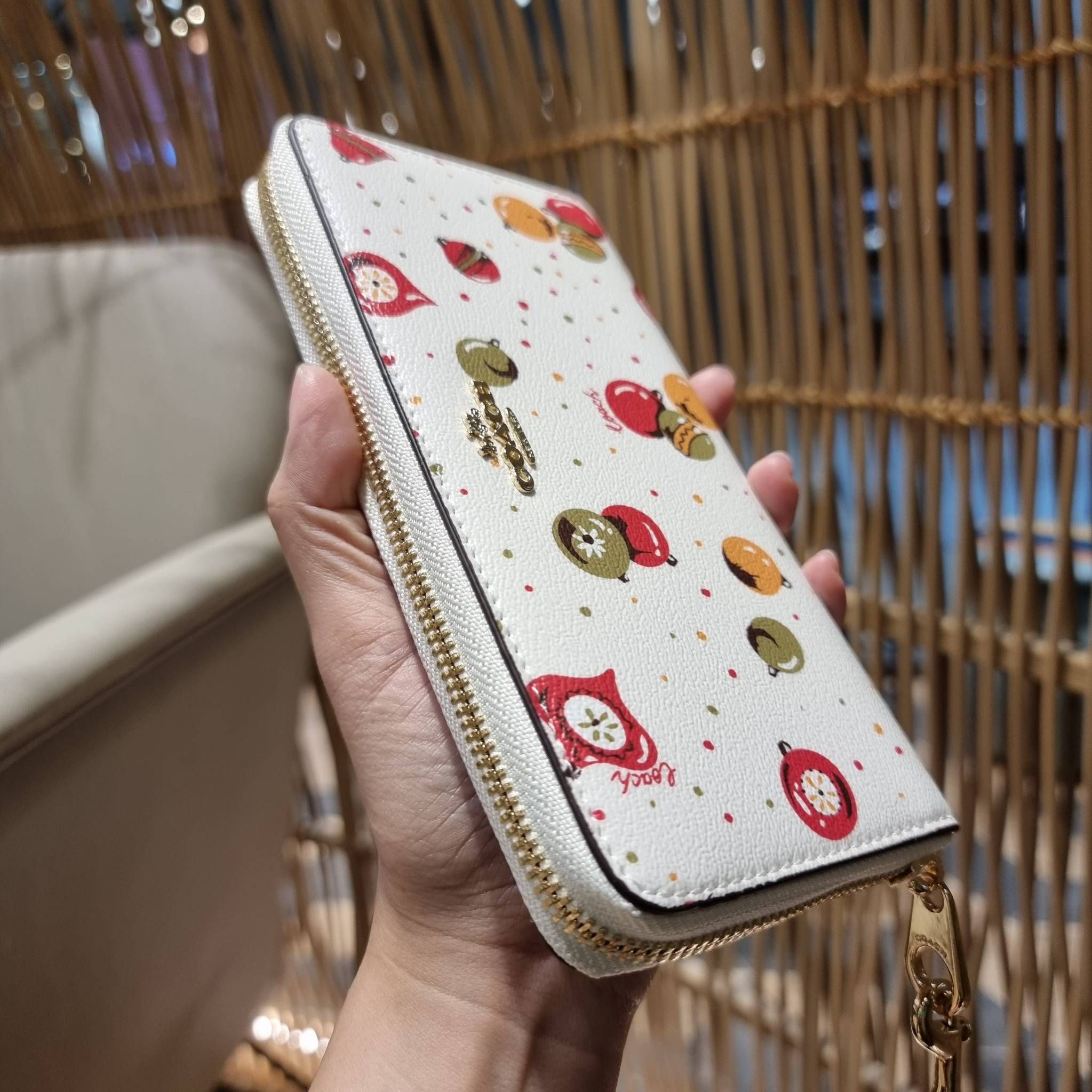 COACH C7410 LONG ZIP AROUND WALLET WITH ORNAMENT PRINT ความสวยต้องส่งต่อ!! คอลเลคชั่นใหม่ 2IN1 คุ้มค่าแบบที่สุด กระเป๋าสตางค์กึ่งคล้องมือ ดีไซน์ลวดลายสดใส น่ารักน่าใช้ คลาสสิคใช้ง่าย ไม่มีเบื่อ วัสดุหนังแคนวาสเคลือบลาย มาพร้อมสายคล้องมือ ถอดออกได้ ภายในใส