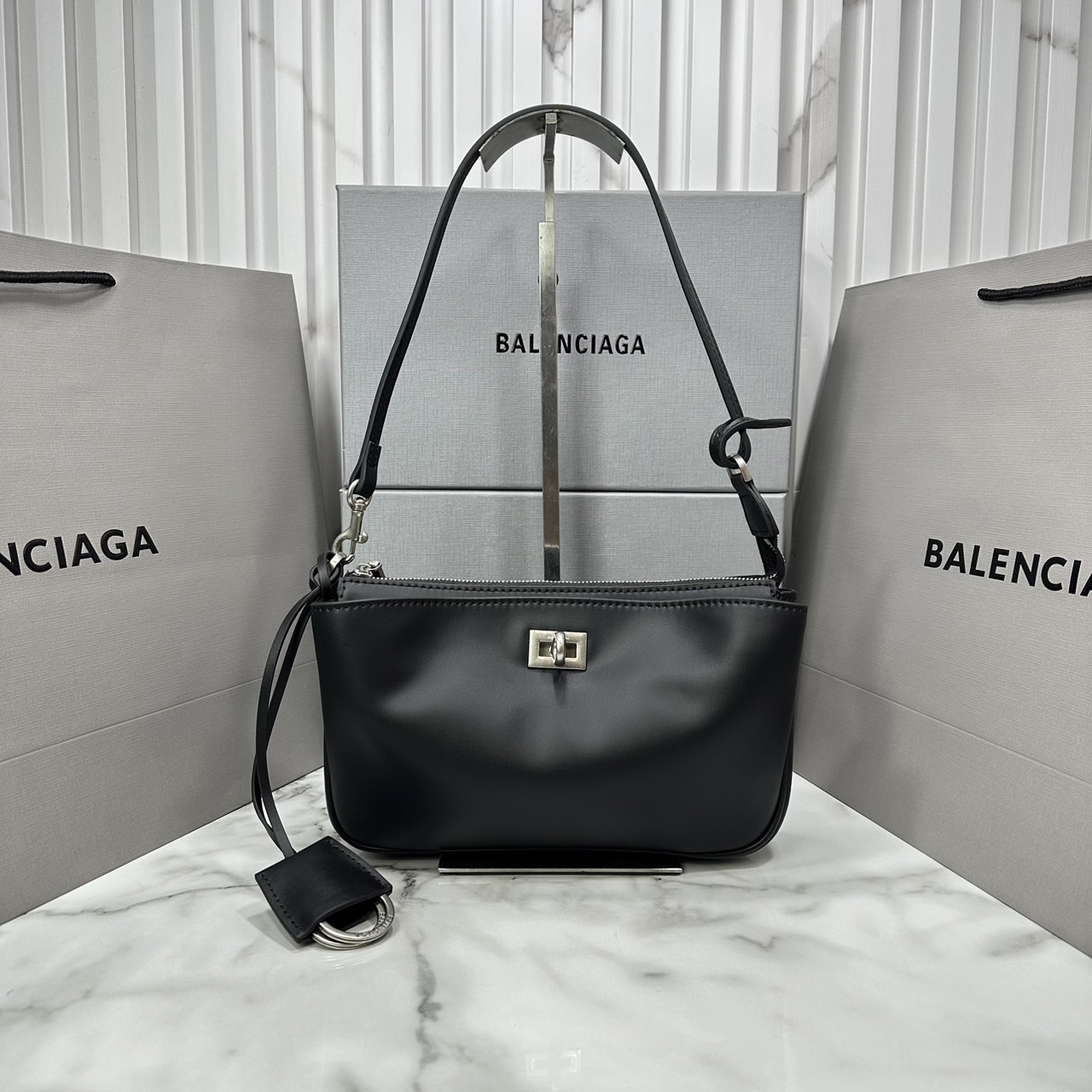 Balenciaga Rodeo Sling Pochette / Balenciaga shoulder leather bag 22cm กระเป๋าสะพายทรงพอชที่สุดของไฮแบรนด์สุดไอคอนิค ดีไซส์เรียบหรู สวยจับต้องได้ ถือหรือสะพายไหล่ได้เก๋มากๆ ถือออกงานก็ได้ลุคไฮแฟชั่นหรูๆ