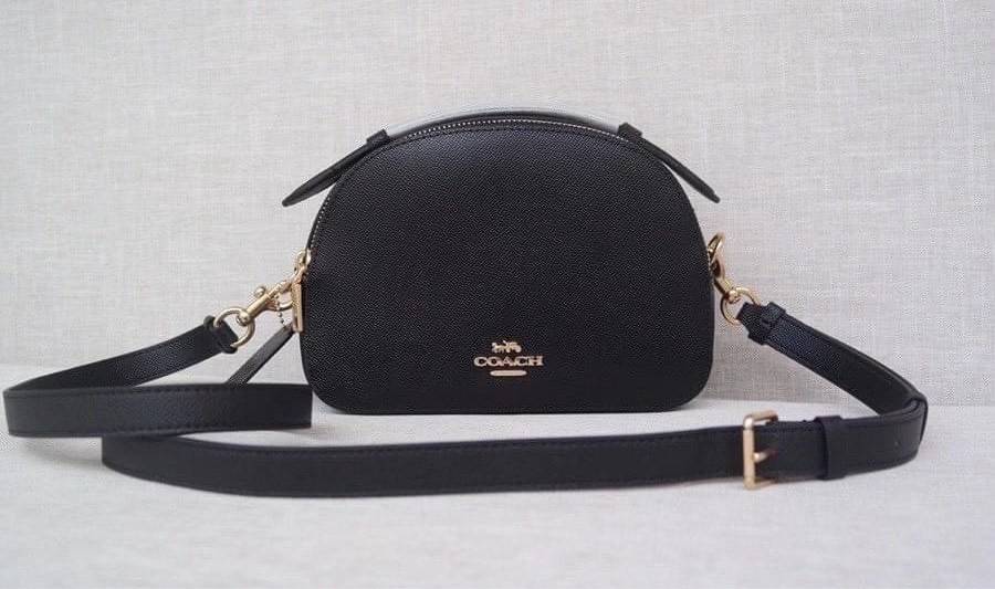 COACH SERENA SATCHEL CROSSBODY BAG กระเป๋าทรงโดมเล็ก น่ารัก แต่ใส่ของได้จุเลยทีเดียว!! มี2ช่องซิปหลัก ช่องค่อนข้างกว้าง สามารถใส่กระเป๋าเงินใบกลางได้;ของจำเป็นอื่นๆได้ครบเลยค่ะ มีช่องเล็กให้ใส่ของจุกจิก ด้านหลังมีช่องเล็กให้อีกช่องค่ะ พร้อมสายยาวถอดออกได้