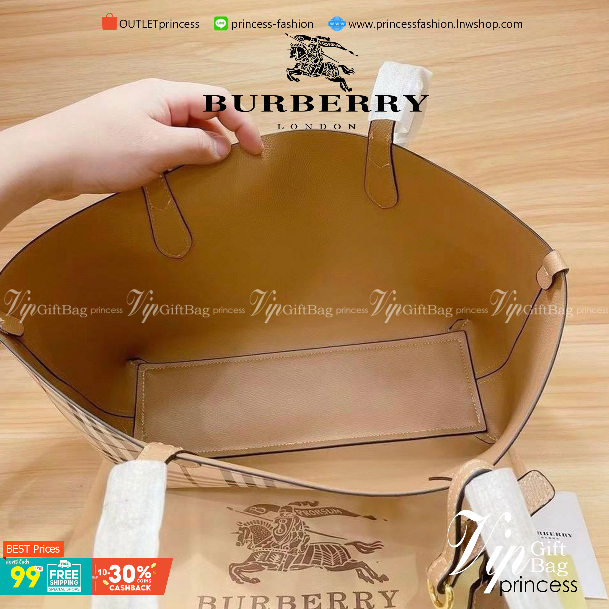 BURBERRY Leather Haymarket Check Medium Reversible Tote Bag กระเป๋าสะพายไหล่ทรงช้อปปิ้ง ทรงคลาสสิค ฮิตตลอดกาล ทรงสวยขนาดกำลังดี ตัวกระเป๋า วัสดุหนัง Pu ด้านหน้าติดโลโก้แบรนด์ ด้านในเป็นลายแรนด์ **สามารถใช้ได้ทั้ง2ฝั่ง ประดับด้วยป้ายแท็คหนัง ภายในช่องหลัก 