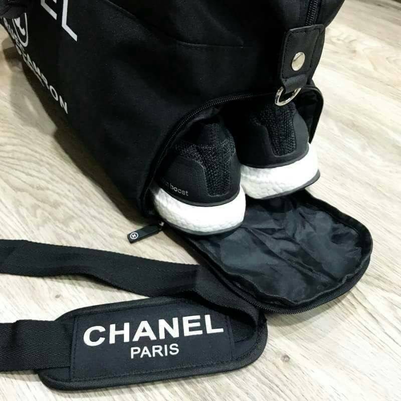 CHANEL VIP GIFT Large Travel Bag กระเป๋าเดินทาง Gift With Purchase รุ่น Limited Edition พรีเมี่ยมกิ๊ฟของเเท้จาก Chanel Perfumes Counter วัสดุ NYLON เนื้อหนาสีดำสกรีนโลโก้ด้านหน้า เปิดปิดด้วยซิป หัวซิปแบรนด์ ใบใหญ่จุใจ พิเศษ! มีช่องใส่รองเท้าด้านข้างแยกเป็