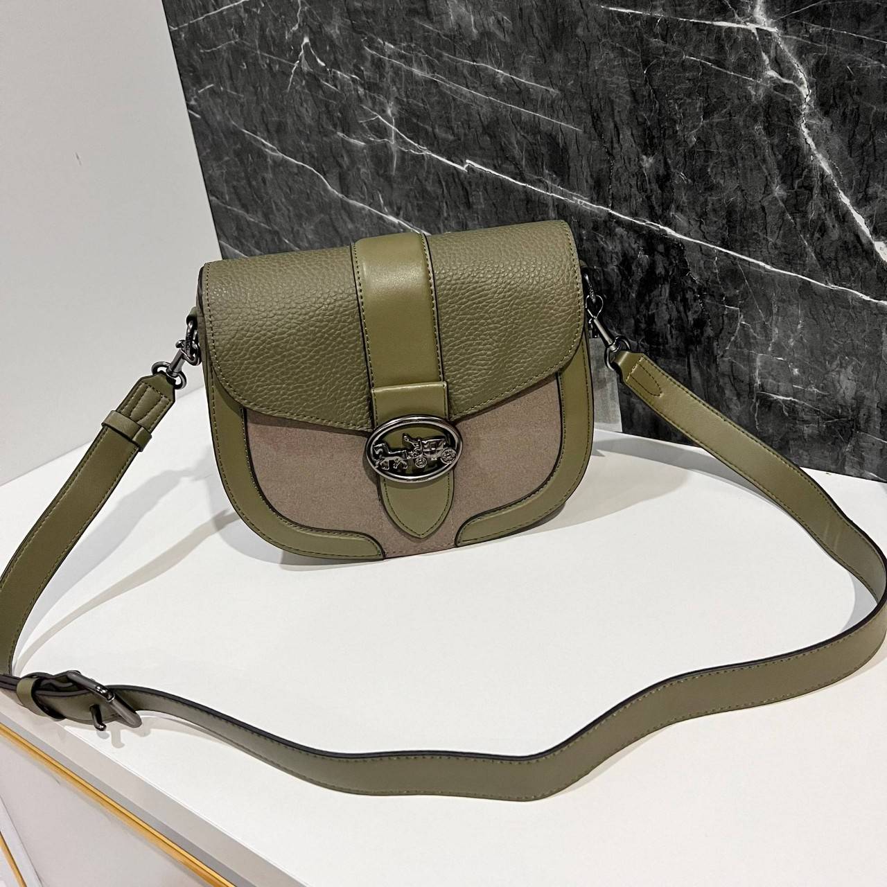 OUTLET 】COACH C2805 GEORGIE SADDLE BAG ใบงาม น้องน่ารัก สุดเรียบหรู เลยทีเดียว วัสดุหนังpebble ตัวกระเป๋าหนังแท้ ตรงกลางตัดกำมะหยี่เพิ่มความหรูหราอย่างลงตัว ภายในกระเป๋ามีช่องเอนกประสงค์กระดุมแป๊ก ซับในผ้า ด้านนอกกระเป๋าเปิด สายสะพายถอดปรับระดับ สำหรับสะพ
