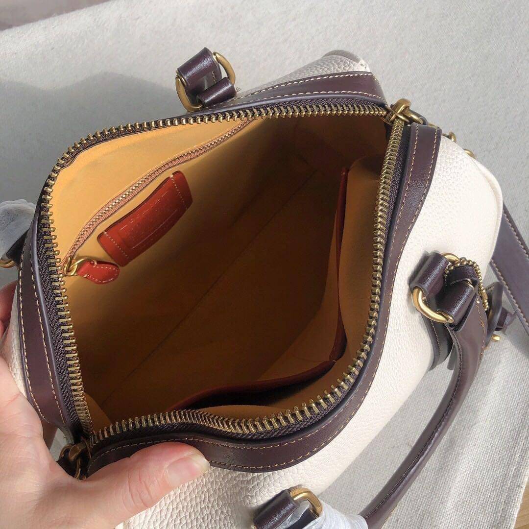 Coach ruby satchel 25 in colorblock C8530 / Coach Boston pillow bag ใหม่ก่อนใคร ไม่ต้องรอพรี! กับกระเป๋าทรงหมอนดีไซน์ใหม่ เพิ่มดีเทลความหรู มาพร้อมหูจับในตัว และสายสะพายครอสสีเข้ากับตัวกระเป๋า ภายในโล่งกว้าง ใส่ของได้สบายๆ จุได้แบบเน้นๆ ใบจริงมีเสน่ห์ดึงด