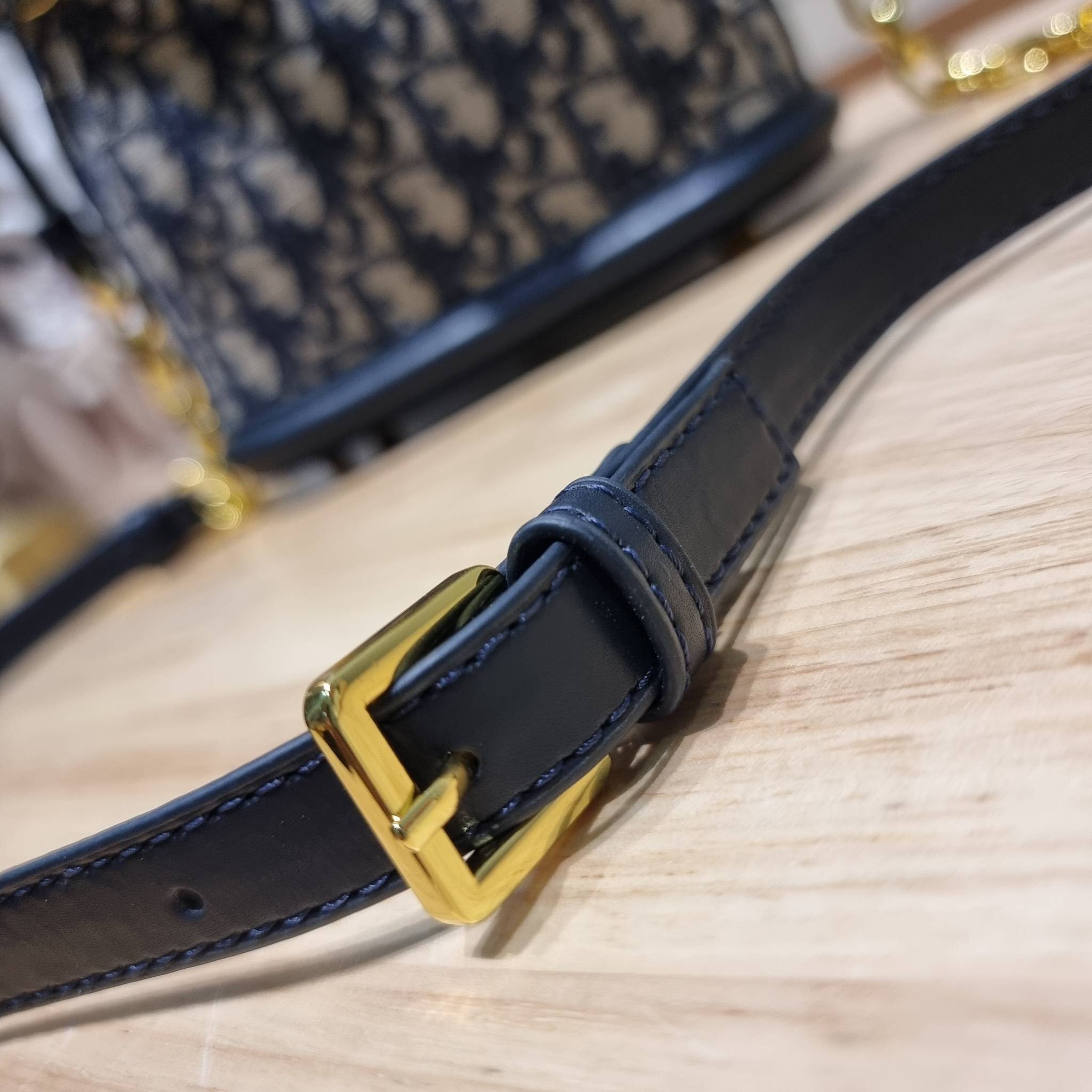 CD SMALL C'EST BAG 17cm / Dior bucket bag พร้อมส่ง กระเป๋าสะพายสุดคลาสสิค ดีไซน์หรู ไซส์เล็กกะทัดรัด ใช้งานง่าย สะพายได้ทุกโอกาส