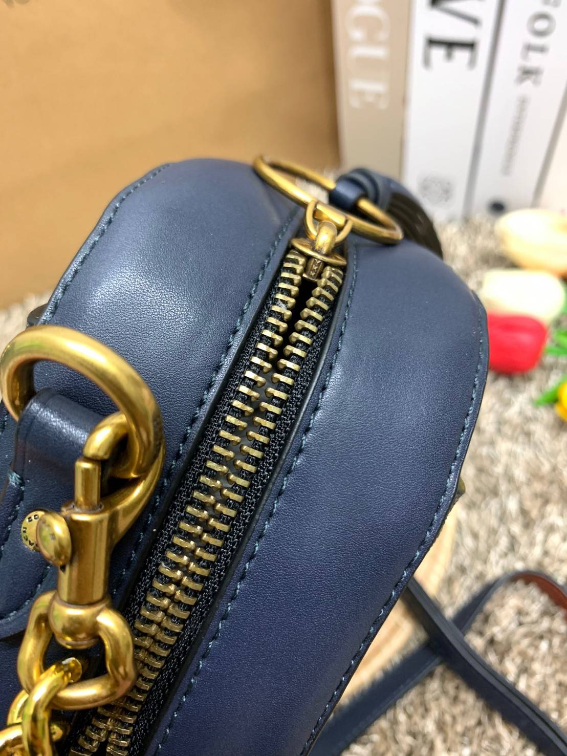 สินค้าขายดี พร้อมสีใหม่ 3สี ในไทยยังไม่มีค่ะ !! COACH SIGNATURE CROSSBODY BOX BAG ((F31208)) กระเป๋าสะพายวัสดุหนังแท้ จาก coach factory outlet หนังนิ่ม ทรงสวย ตัวกระเป๋าลายแบรนด์ ตัดขอบหนังเรียบได้สวยงามค่ะ ด้านหน้า-หลัง มีช่องสำหรับใส่ของ เปิดปิดกระเป๋าแ