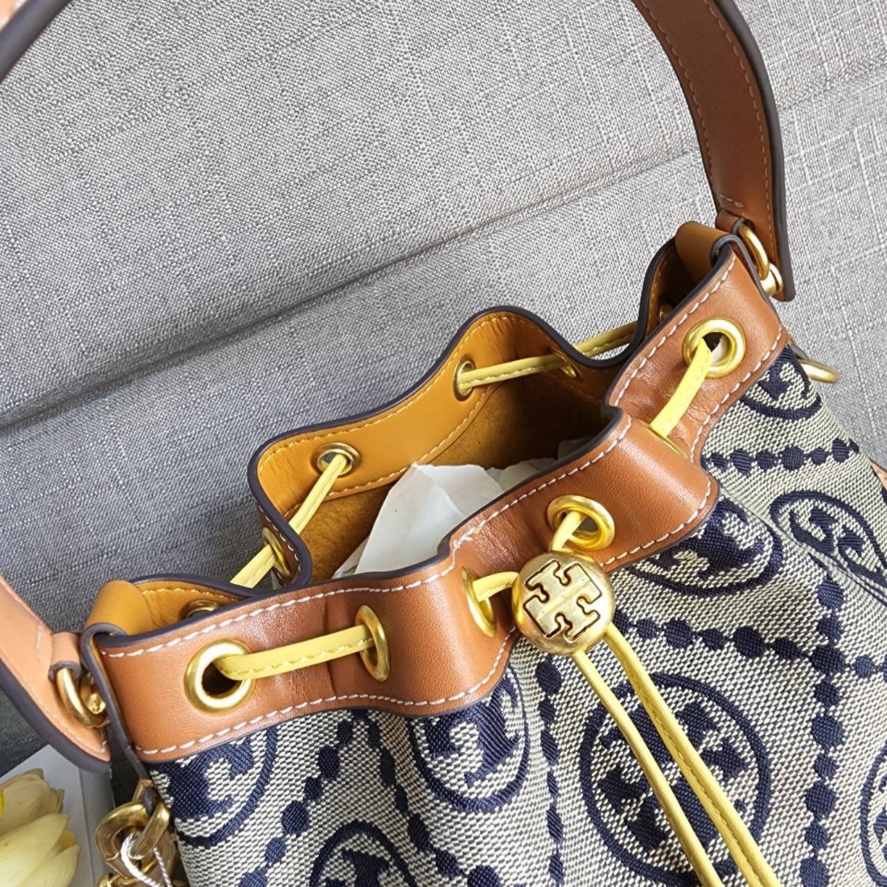 Tory Burch T Monogram Colorblock Bucket Bag กระเป๋าสะพาย ทรงบัคเกต รุ่นฮอต สไตล์ไหนเข้าได้ทุกลุค วัสดุ jacquard ตัดขอบหนังแท้ ภายในเป็นช่องโล่งกว้าง ใส่ของได้เยอะหยิบจับสะดวก มาพร้อมสายสะพายข้างหนังแท้ ถอดและปรับระดับได้สะพายชิวได้ทุกโอกาส
