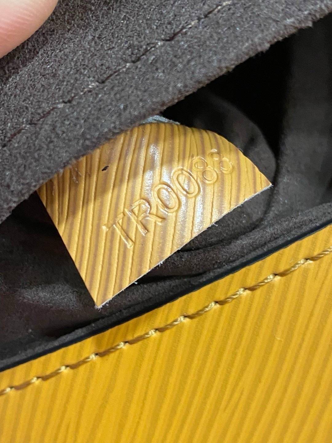 ORI หนังแท้ | LV Twist MM bag Epi grain leather กระเป๋าสะพาย/กระเป๋าถือรุ่น พร้อมสายสปอร์ต หนังลายเกรน Epi โดดเด่นด้วยโลโก้หน้า สวยหรูเป็นเอกลักษณ์ ดีไซน์คัลเลอร์บล็อค สัมผัสโดดเด่นแมตช์กับทุกสไตล์