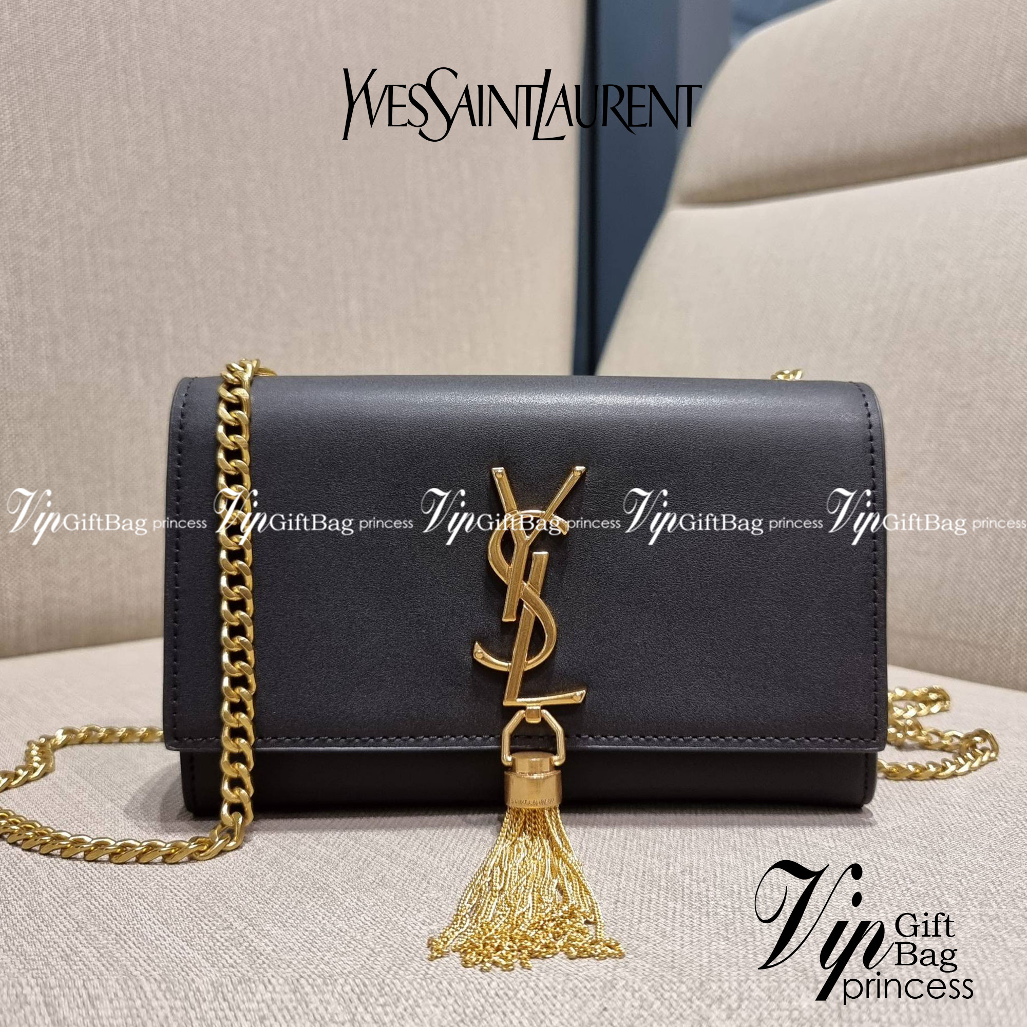 Yves Saint laurent small kate bag สุดหรู ทรง woc ที่แสนจะฮอตปรอทแตก ดีไซน์เรียบ แต่แอบมีดีเทลความหรูที่พู่ห้อยสีทองโดดเด่น เพิ่มความแพงอีกหนึ่ง วัสดุหนังแท้สัมผัสดีงาม ใช้งานง่ายเพียงแค่เปิด-ปิดด้วยกระดุมแม่เหล็ก ภายในเป็นช่องโล่ง มีช่องใส่บัตร ใส่มือถือ 