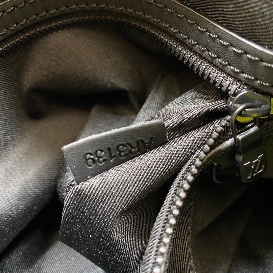 สลับแท้ LV Keepall Bandoulière 50 Bag กระเป๋าเดินทางหนังแท้ Monogram Shadow ปั้มลายนูน หรูหราและเทห์อย่างลงตัว เป็นรุ่นที่ขายดีตลอดกาล