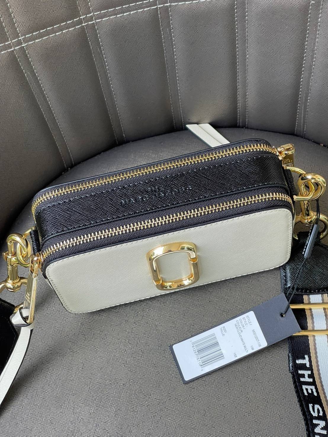 Marc Jacobs Snapshot Bag กระเป๋าแบรนด์ดังจากสัญชาติอเมริกัน นับได้ว่ารุ่นนี้เป็นรุ่นทรงฮิตเลยทีเดียว โดยด้านหน้ากระเป๋าจะเป็นโลโก้แบบโลหะที่เป็นสัญลักษณ์ของแบรนด์นี้ มาพร้อมสายสะพายที่จะสะพายยังไงก็ดูโดดเด่น เพราะขนาดใหญ่ที่สกรีนตัวอักษรโลโก้ ในรูปแบบต่าง