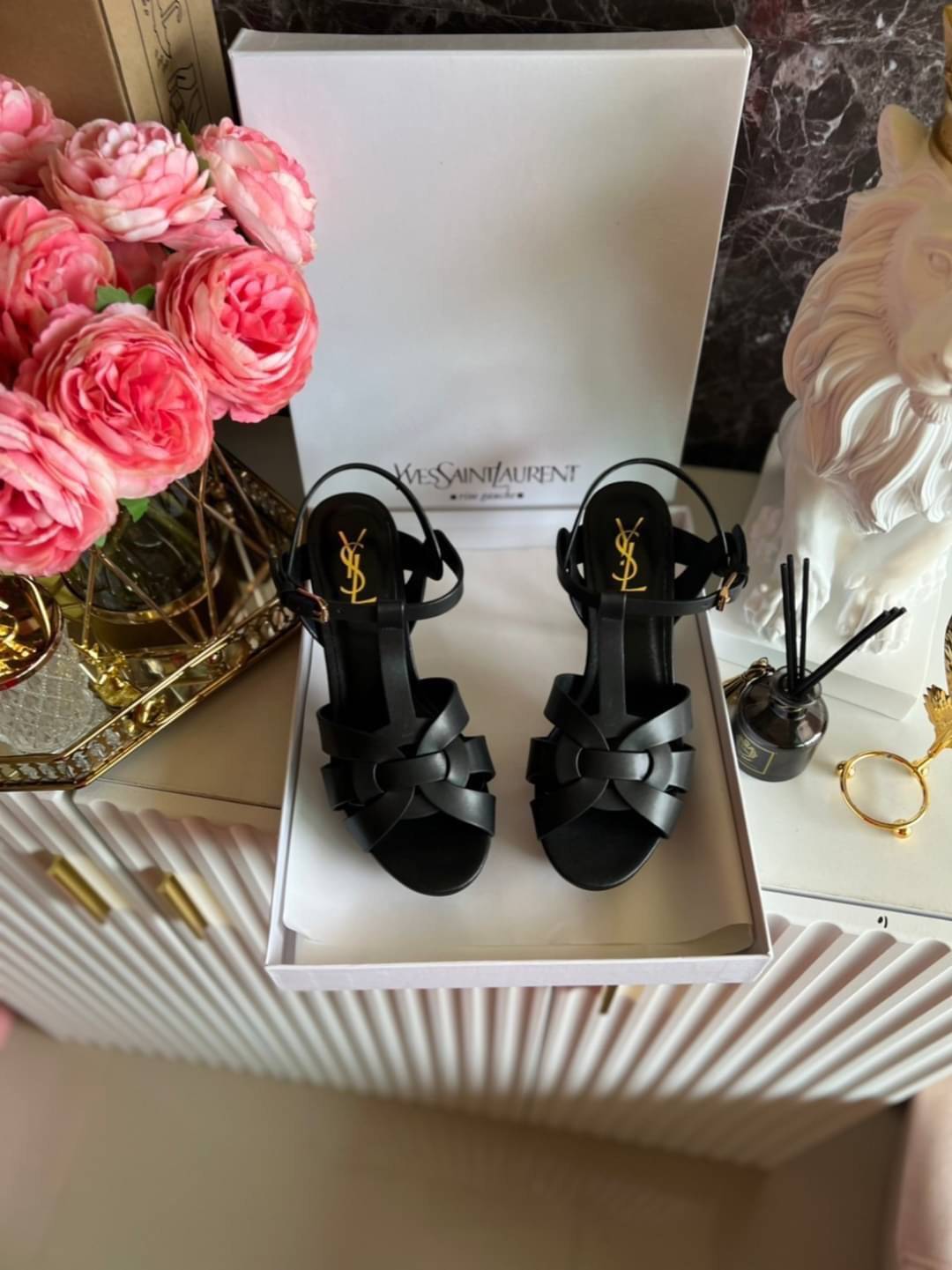 YSL TRIBUTE HEEL / SAINT LAURENT TRIBUTE HEEL / YSL HIGH HEEL เกรดออริจินอล รองเท้าส้นสูงแบรนด์หรู ที่สาวๆ ทุกคนควรมี ไว้ออกงานหรือใส่ทำงานได้ คู่นี้คือปังได้ตลอดกาล เพิ่มความสูงเพรียว สวยหรูมากค่ะ