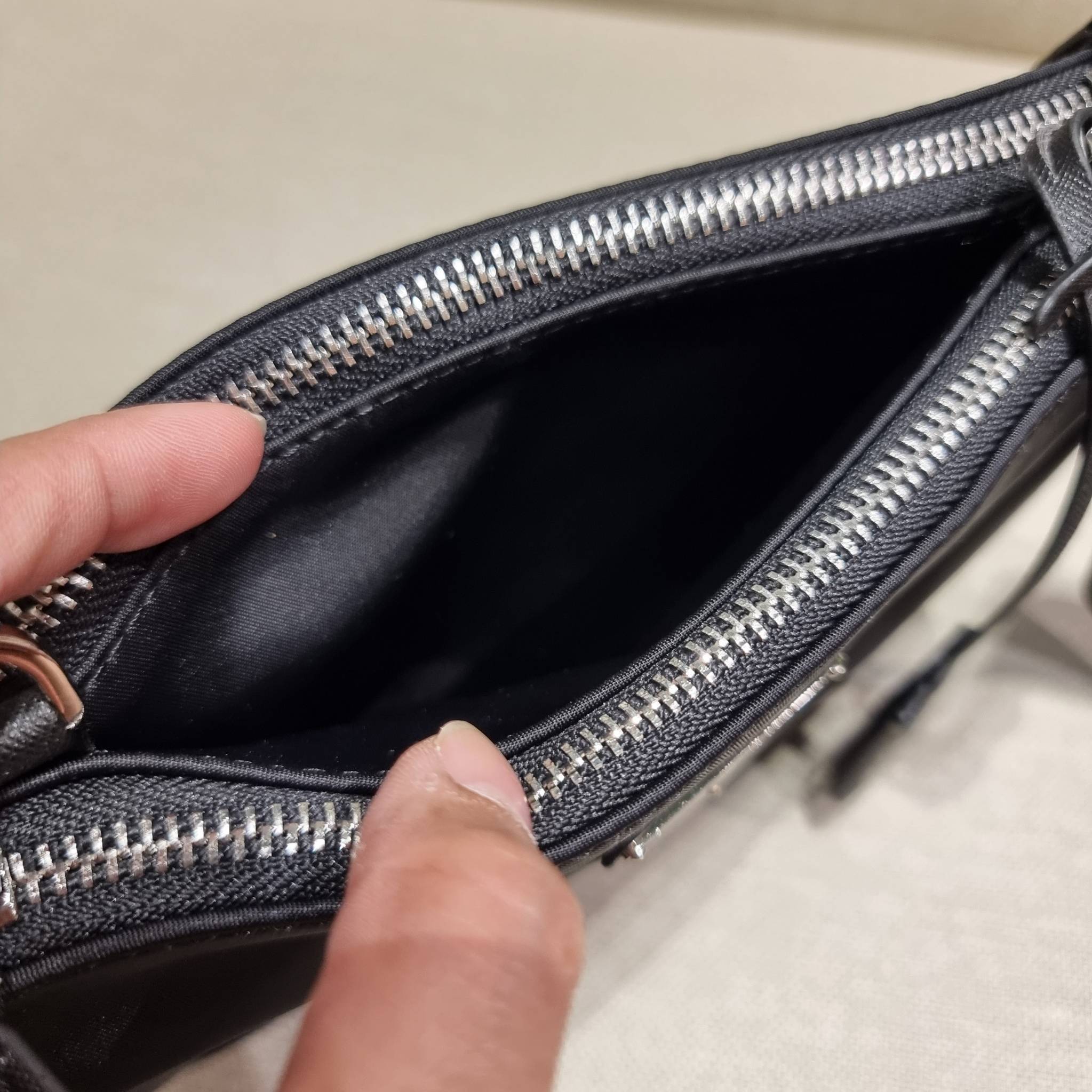 PRADA RE-EDITION 2000 RE-NYLON SHOULDER BAG ไอเท็มสุดโปรด unisex กระเป๋าสะพายข้าง ดีไซน์เรียบง่าย แต่มีความหรูในตัว รูปทรงพกพาสะดวก หยิบใช้ได้ในทุกๆวัน อีกหนึ่งคอลเลคชั่นขายดี วัสดุผ้าไนล่อนคุณภาพ พร้อมใบลูก ไว้ใส่เหรียญ ใส่กุญแจได้สารพัด เปิด-ปิดด้วยซิปห