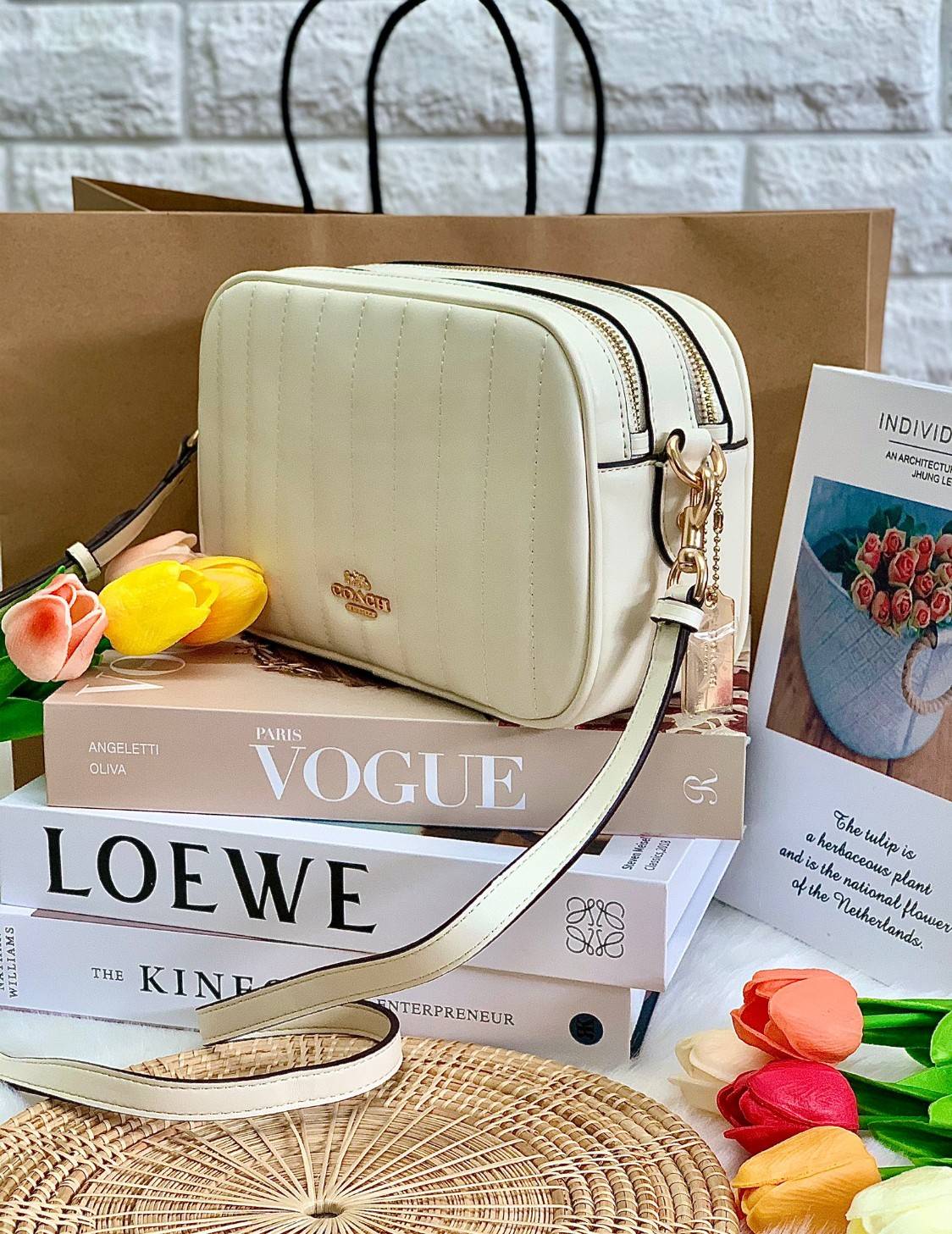 COACH C1569 JES CROSSBODY WITH LINEAR QUILTING ใหม่ล่าสุด!! กระเป๋าสะพายข้าง รุ่น 2 ซิป ใบใหญ่จุใจ ดีไซน์ใหม่ เพิ่มลูกเล่นให้ดูหรูหรายิ่งขึ้น วัสดุหนังสังเคราะห์บุเป็นลายเส้นสวยงาม เปิด-ปิดด้วยซิป 2 ช่องหลัก ใช้งานง่าย ทรงสวยมากๆรุ่นนี้ มาพร้อมสายสะพาย cr