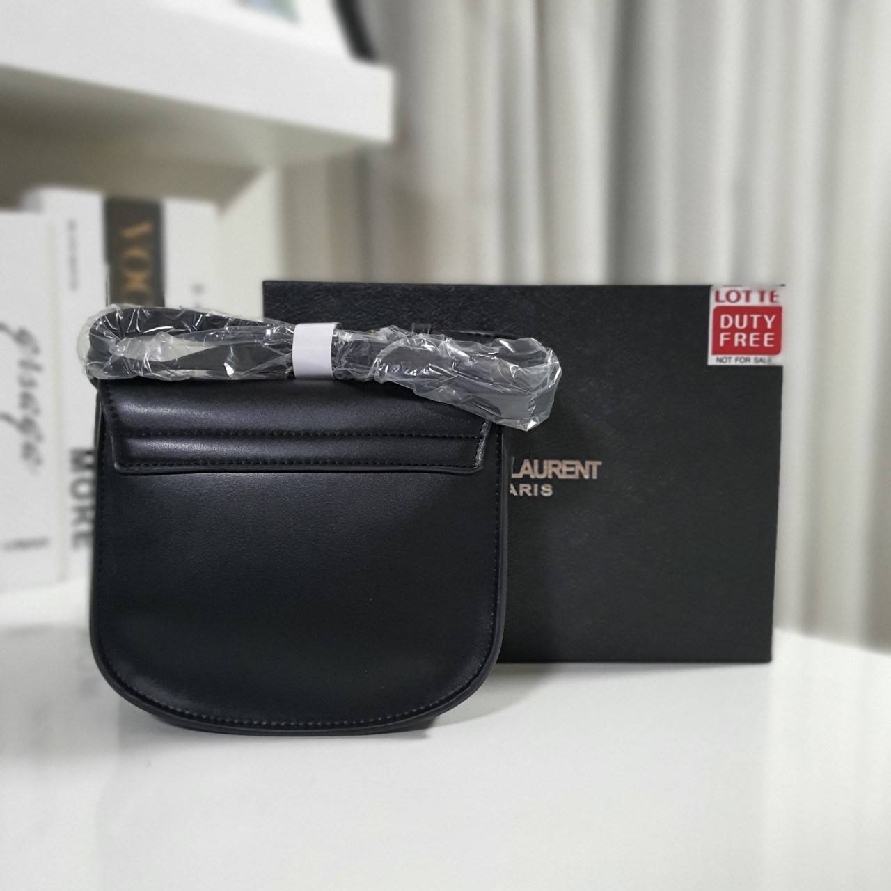 VIP 】YVES SAINT LAURENT YSL BAG VIP GIFT WITH PURCHASE (GWP) พรีเมี่ยมกิ้ฟ Limited Edition จาก YSL DUTY FREE COUNTER วัสดุหนังPu ทรงสี่เหลี่ยมหนังสวยหรูอยู่ทรงเปิดปิดด้วยฝาปิดโลโก้แบรนด์อะไหล่ทองวินเทจ ภายในโล่งมีช่องหลัก และช่องใส่บัตรสามารถใส่มือถือของใ