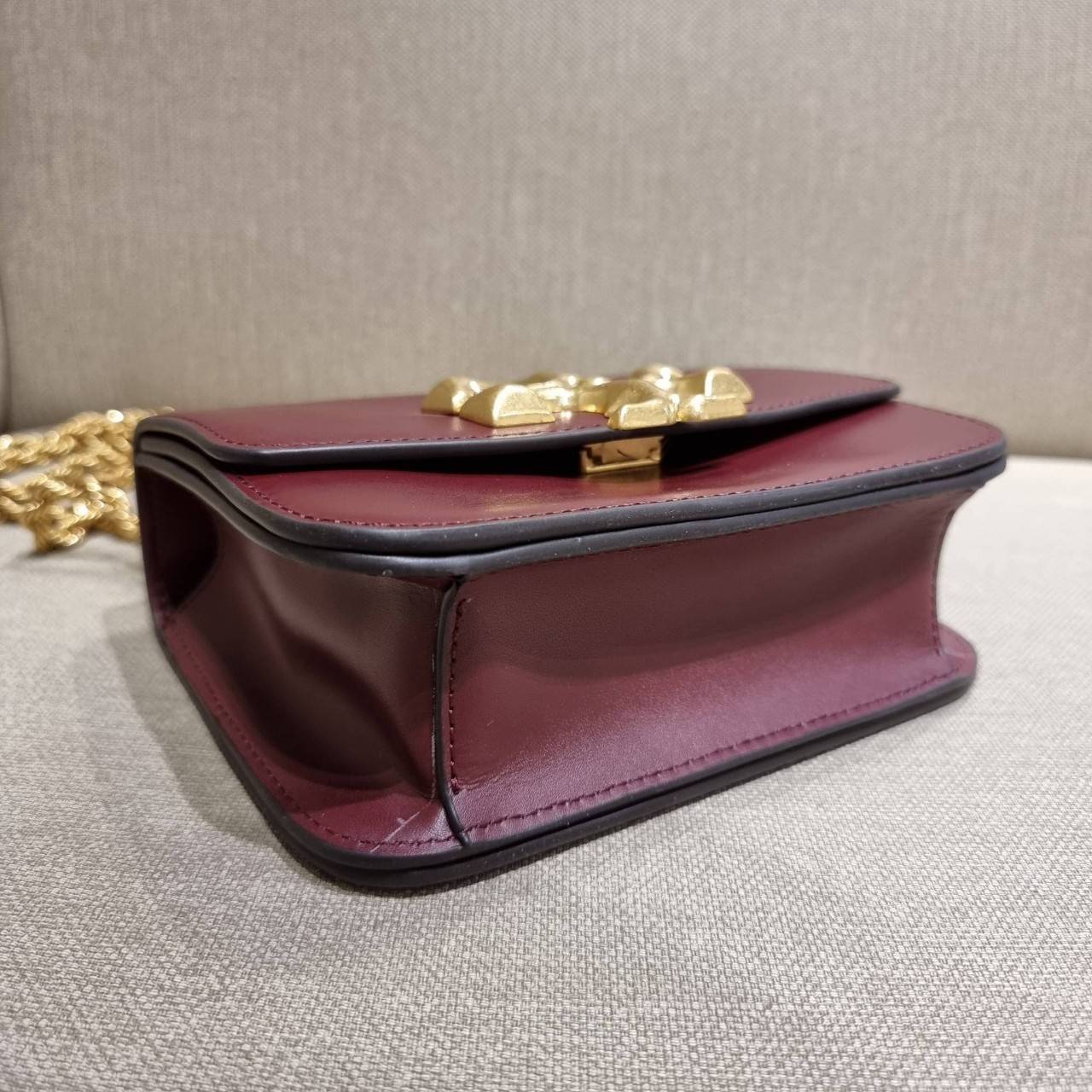 TORY BURCH ELEANOR SMALL CONVERTIBLE SHOULDER BAG ฮอตไอเท็ม รุ่นนี้ขายดีขายหมด คัมแบค!! สวยหรู คุณหนู ผู้ดี!! หายากมากที่สุด!! กระเป๋าสะพายข้าง ดีไซน์อยู่ทรง ขนาดกำลังสะดวกใช้สำหรับสาว วัสดุหนังแท้เต็มใบ สีทูโทน เปิด-ปิดด้วยแถบแม่เหล็ก ภายในแบ่งสัดส่วนได้