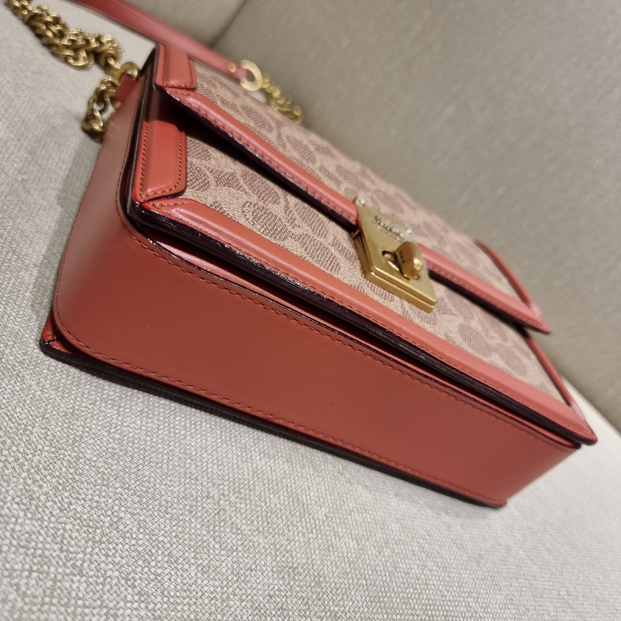 COACH 3492 HUTTON SHOULDER BAG IN SIGNATURE CANVAS sold out ไปกันทั่วหน้าในหลายประเทศ กับกระเป๋าสะพายที่สุดของความหรู ดีไซน์คลาสสิควินเทจ ลูกเล่นสีแทนสนิมตัดกับอะไหล่สีทองเหลืองดูย้อนยุคและหรูหรา วัสดุหนังแคนวาสสลับหนังแท้ สายสะพายโซ่สลับหนัง ปรับสะพายได้