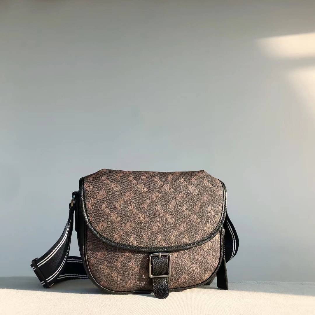 OUTLET 】COACH HITCH CROSSBODY WITH HORSE AND CARRIAGE PRINT พร้อมส่งที่ไทย