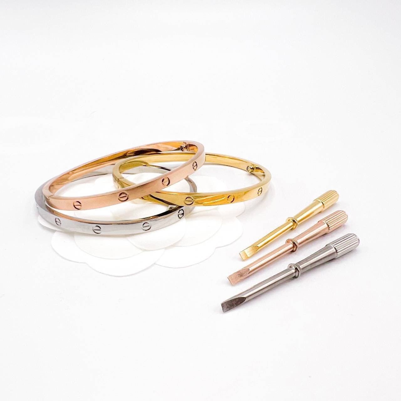 CARTIER LOVE BRACELET กำไลข้อมือคาเทียร์ Size 18 เกรดออริจินิล ปั้มทุกจุด มีเลขปั้มด้านใน วัสดุคุณภาพดี ไม่ลอกไม่ดำ พร้อมกล่องหนาตามแบบปั้มลายแบรนด์ ภาพสินค้าถ่ายจากงานขายจริง ใช้งานต่างประเทศได้