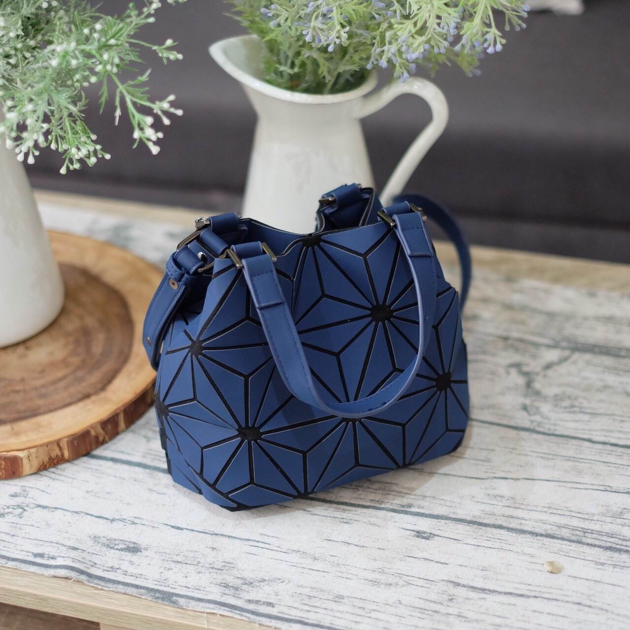 New Collection ka ' Matte Color ' ✨✨ สีด้าน มีให้เลือกถึง 4 สี 🍭🍭แถมยังลาย Limited edition หายาก 👍ปรับทรงได้ 2 แบบ น่ารักมาก จากแบรนด์ David Jones กระเป๋าสะพายข้างดีไซน์เกร๋มาก สีสวยหรูมาก ขนาดกะลังดีเลย น้ำ