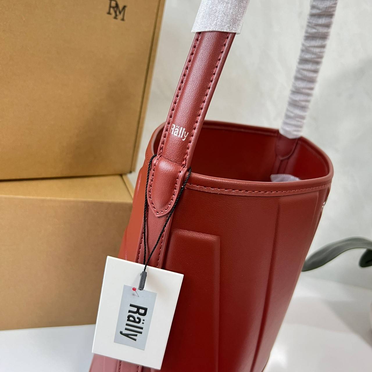 Rally The Bag Whisper กระเป๋าทรงบัคเก็ตงานหนังรุ่นใหม่ ฮอทติดลมบน มาแรงสะพายกันทั่วบ้านทั่วเมือง สายแบกสายขนห้ามพลาดจุของได้เยอะ รุ่นหนังผิวสัมผัสนิ่มมือ ทนทานและจุสิ่งของได้ครบครัน โดดเด่นด้วยโลโก้ตัวนูน